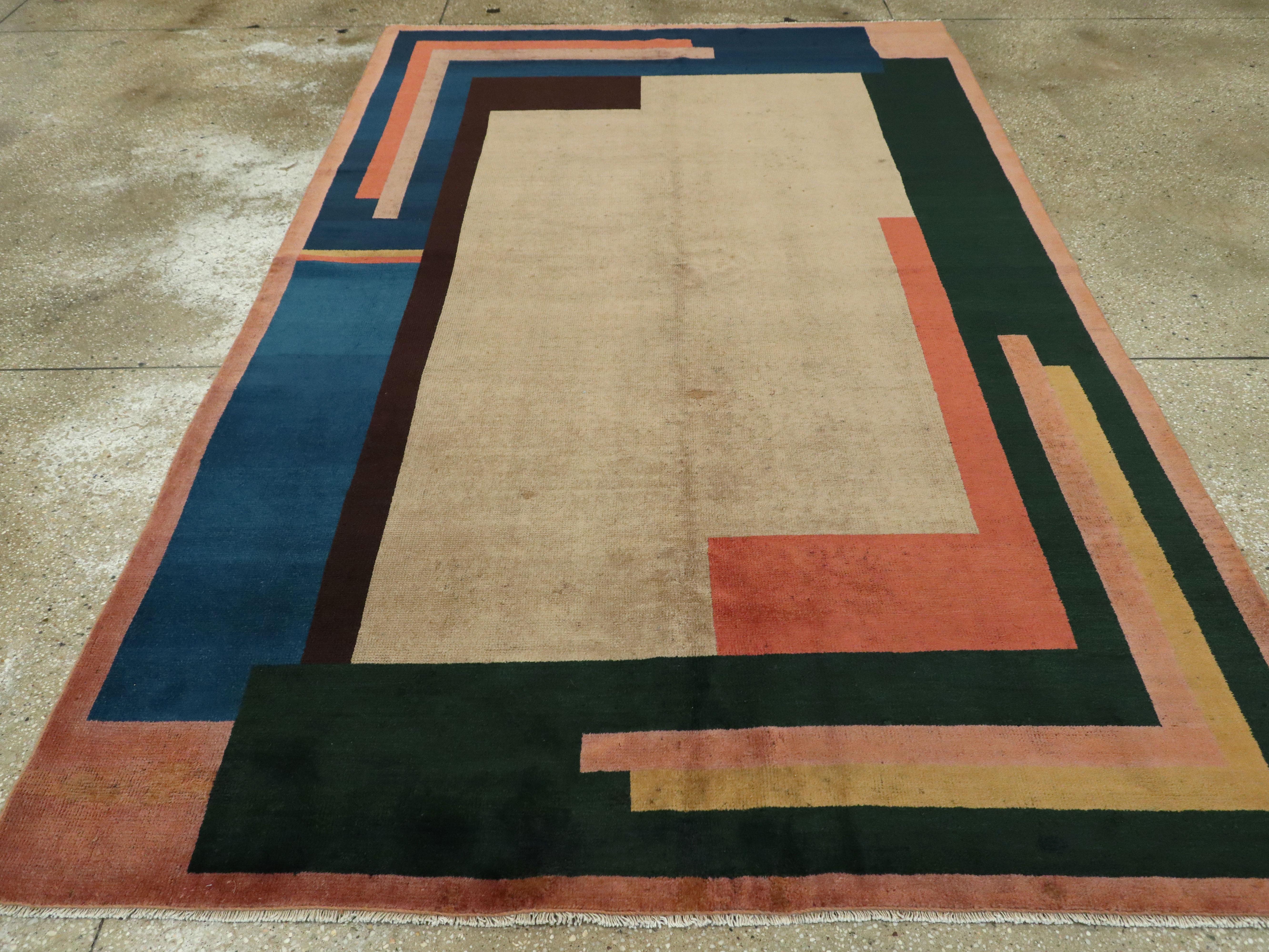 Vintage European Art Deco Rug In Good Condition In New York, NY
