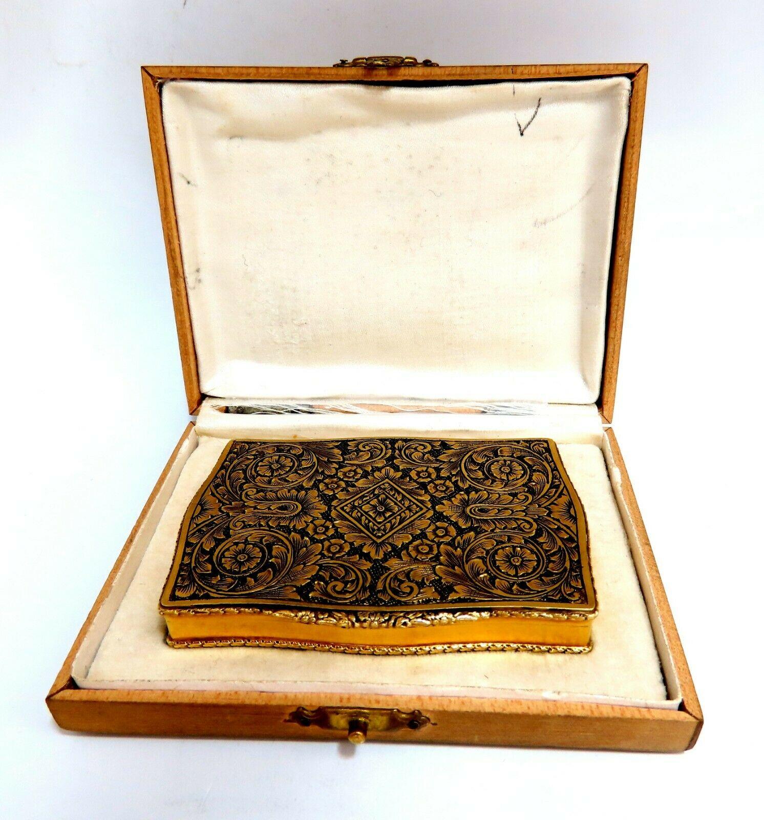 Antique 18kt European Gold Box

3 x 2.1 inch

Depth: .44 inch

18Kt Yellow Gold

Grand Weight: 91.6 Grams

Includes original outer box.

Intricate graver - engraving details.