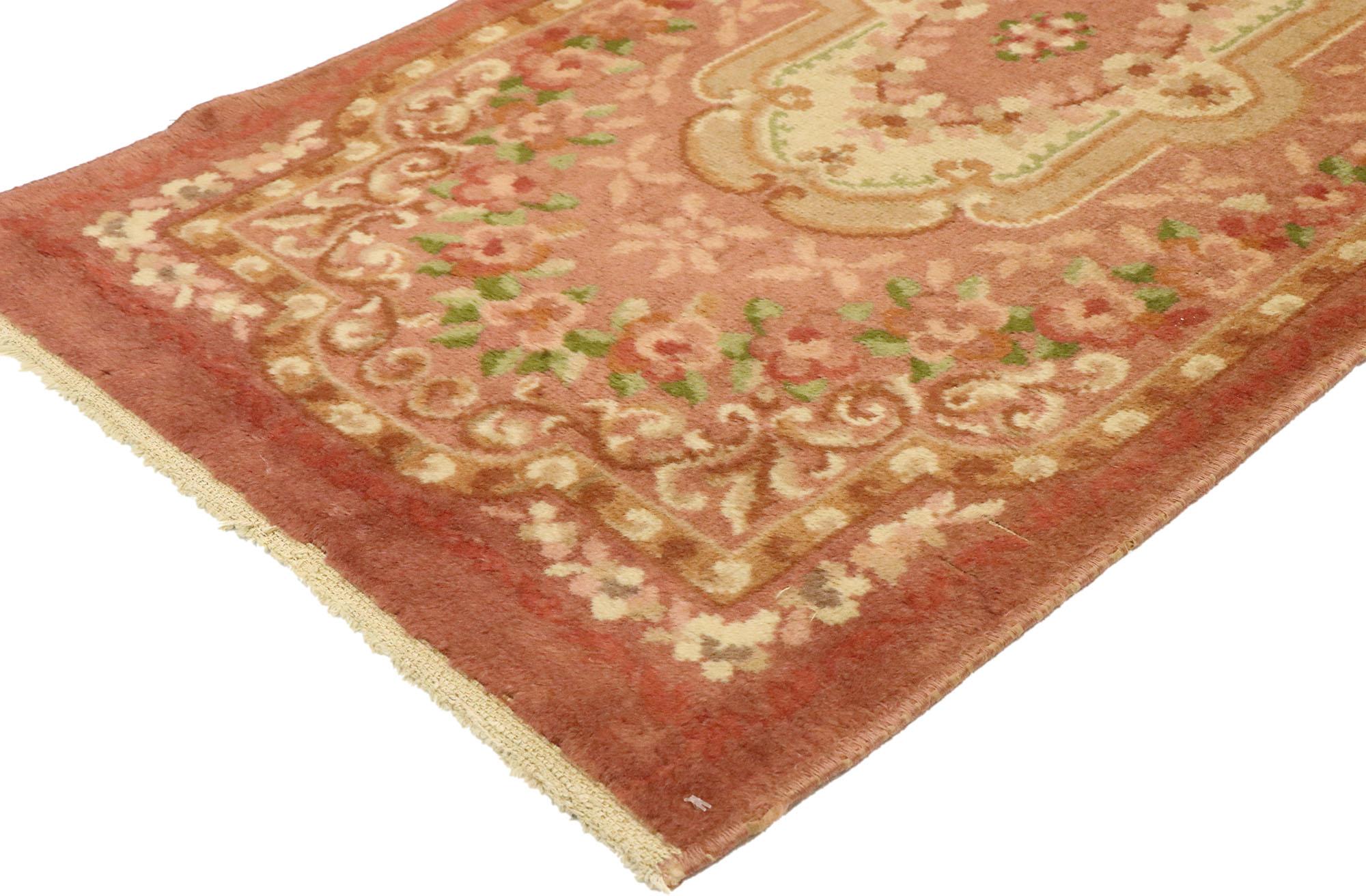 71037 Tapis d'Aubusson vintage fabriqué à la machine, 02'03 x 04'00. Eleg un design floral avec une touche de charme nostalgique et une pincée de connotations romantiques pour obtenir ce look frais qui allie harmonieusement le confort et l'élégance