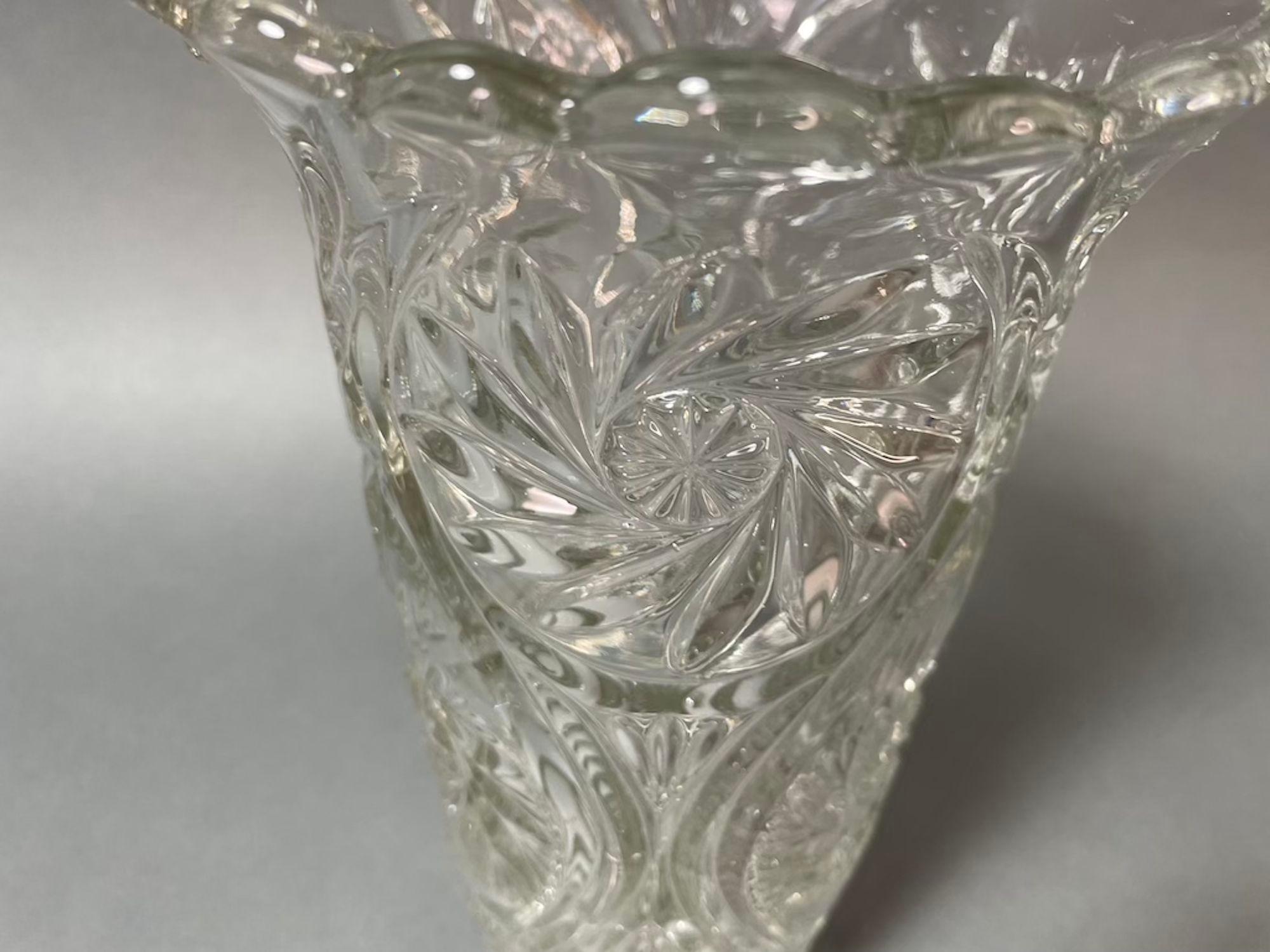 Europäische Vase aus brillantgeschliffenem Glas, um 1960 aus Belgien (Belgisch) im Angebot
