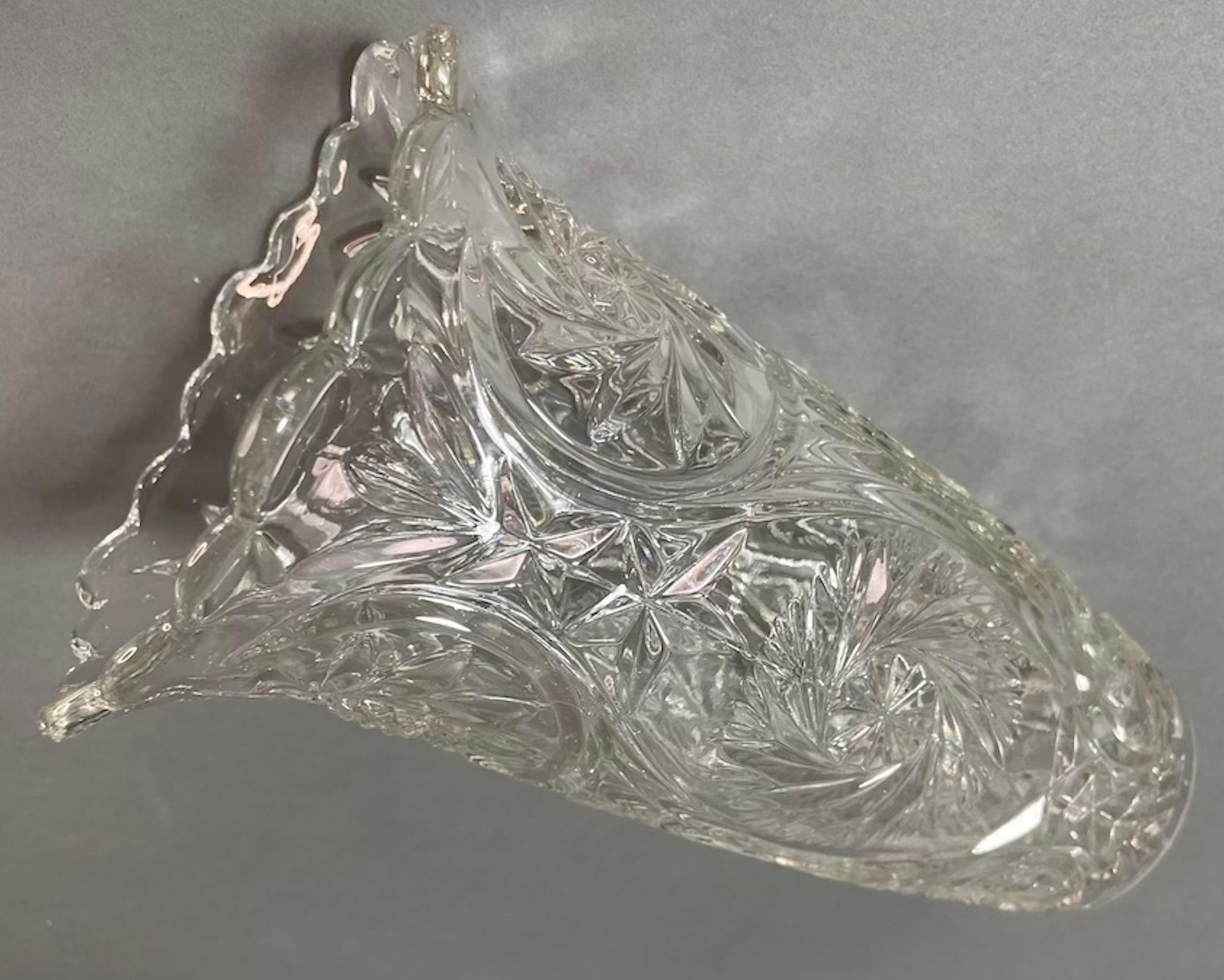 Europäische Vase aus brillantgeschliffenem Glas, um 1960 aus Belgien im Angebot 1