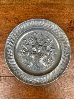 Placa de pared de estaño con escudo de armas heráldico europeo vintage