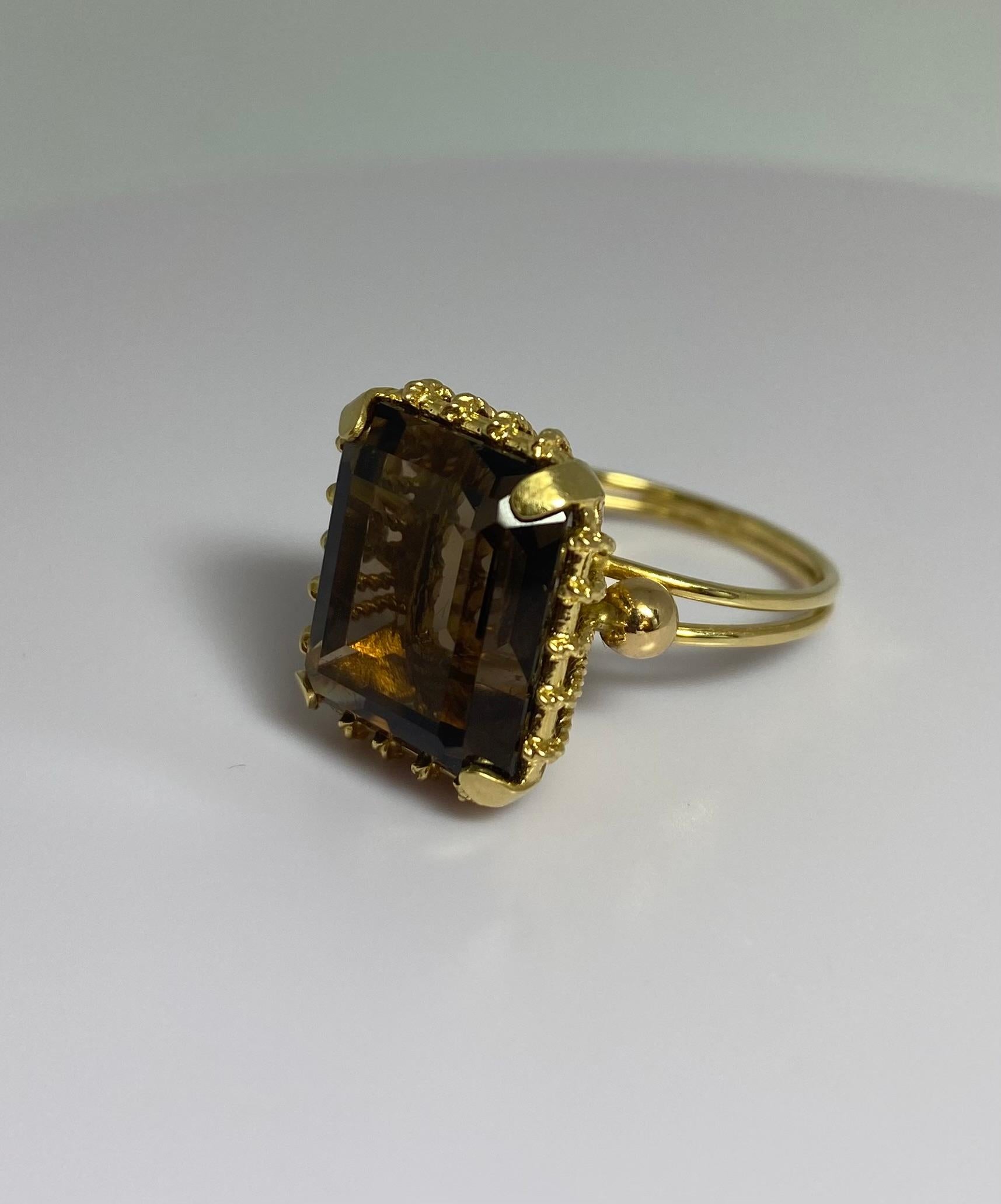 18k yellow gold cocktail ring with baguette-cut smoky quartz 1950S In Good Condition In Heemstede, NL