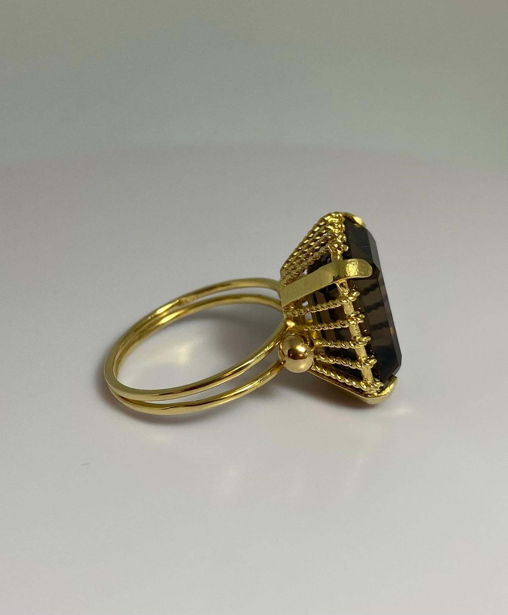 Women's Vintage European cocktail ring 18 Carat Yellow Golden Ring with Smokey Quarts For Sale