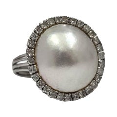 Anello da cocktail europeo d
epoca con grande perla Mabe e diamanti di vecchio taglio