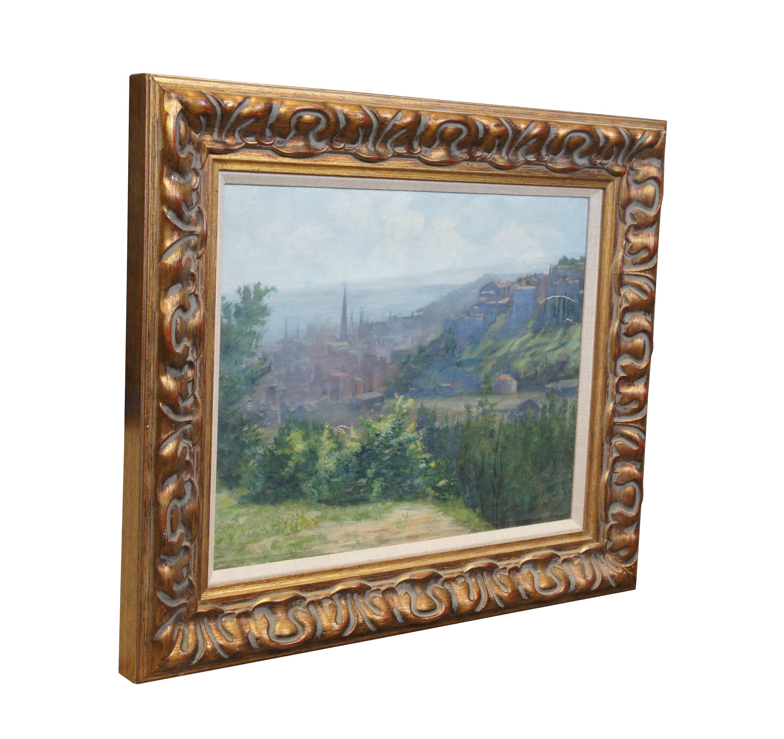 Vintage-Ölgemälde auf Leinwand, das eine europäische Stadt in sanften Farbtönen in einer üppigen Hügellandschaft vor der Küste zeigt.  Geschnitzter Goldholzrahmen mit weißer Leineneinfassung.

Abmessungen:
28,5