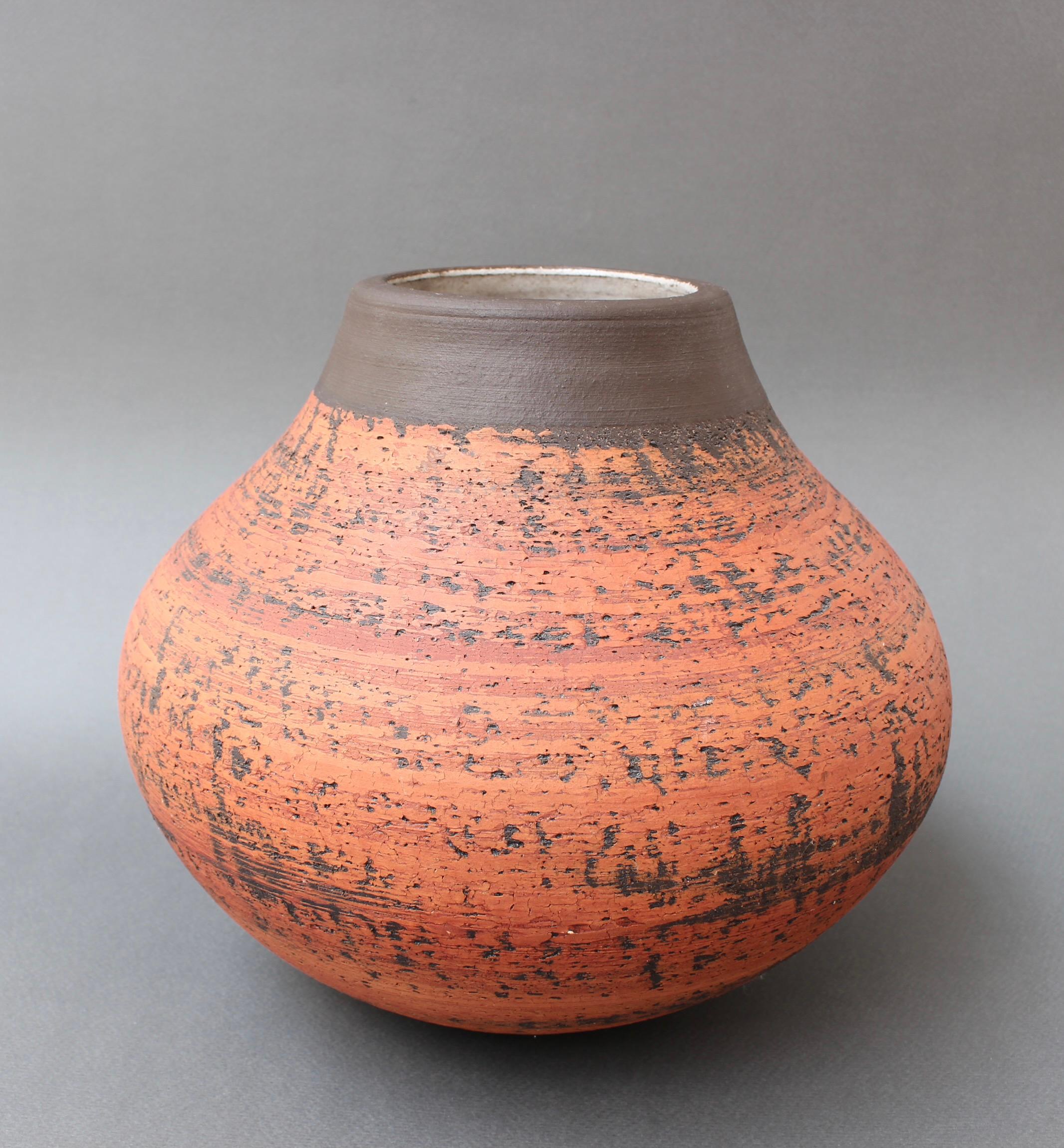 Mid-Century Modern Vase vintage en faïence européenne 'circa 1970' en vente