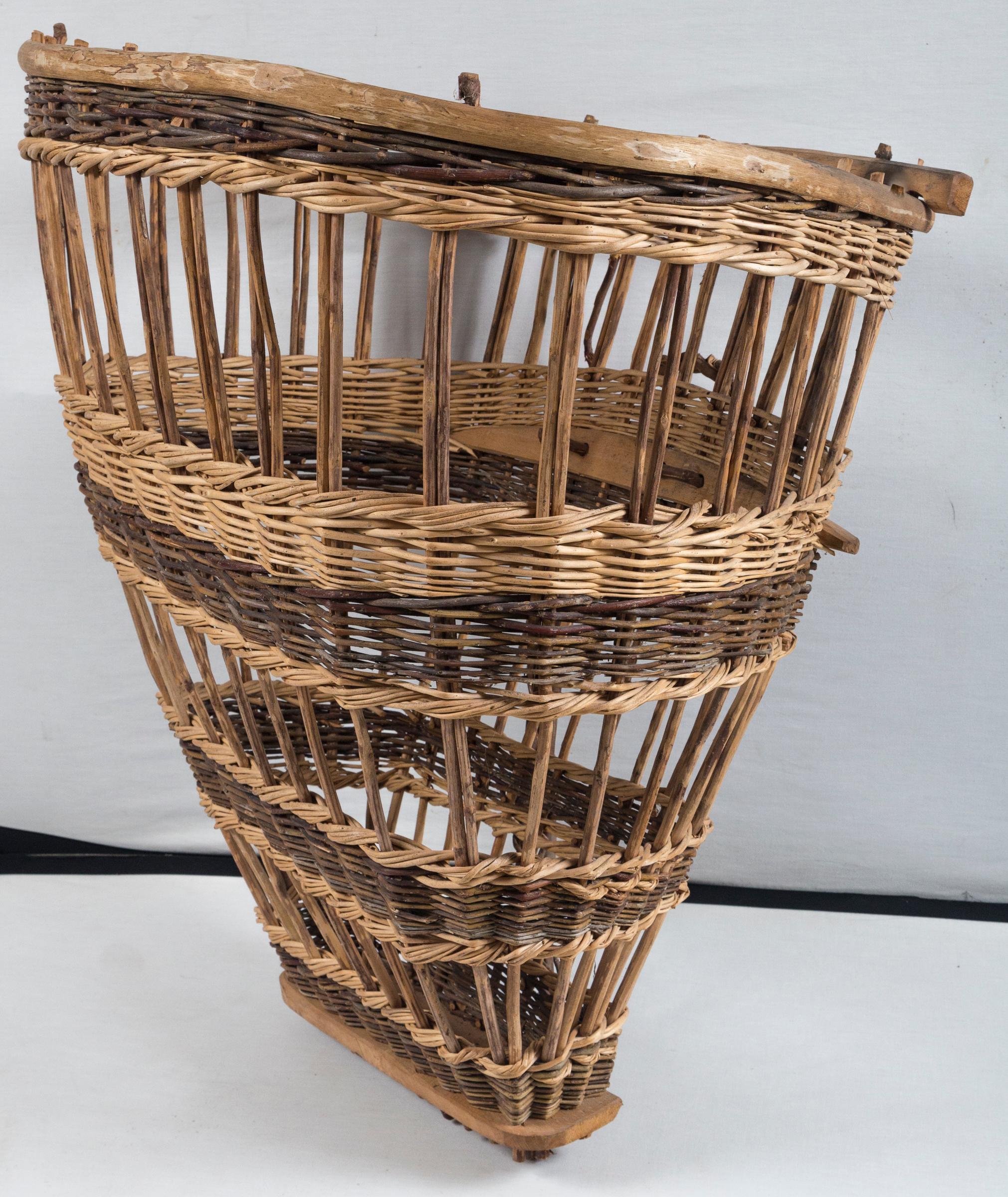 Vintage European Field Basket, 20th Century In Good Condition For Sale In Chappaqua, NY