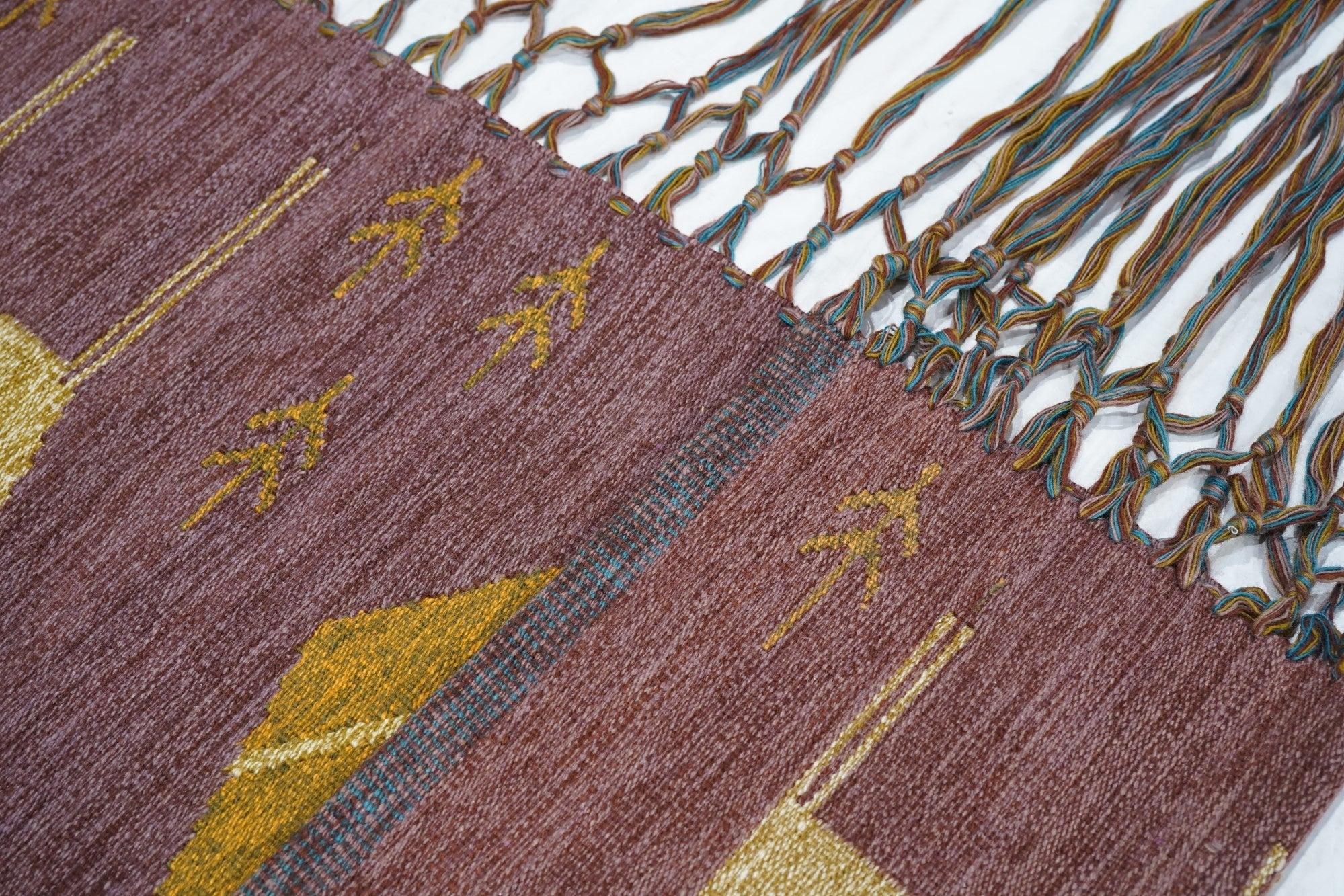 Vintage European Flat Weave Rug 1'11'' x 4'3'' In Excellent Condition For Sale In New York, NY
