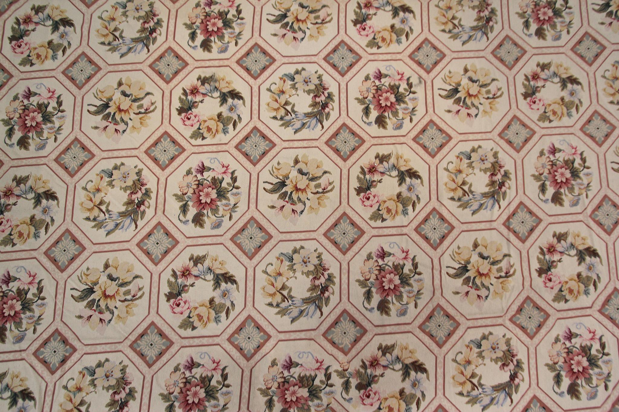 Europäischer Flachgewebter handgewebter Teppich, geometrisch, insgesamt elfenbeinfarben, beige und beige (Ende des 20. Jahrhunderts) im Angebot