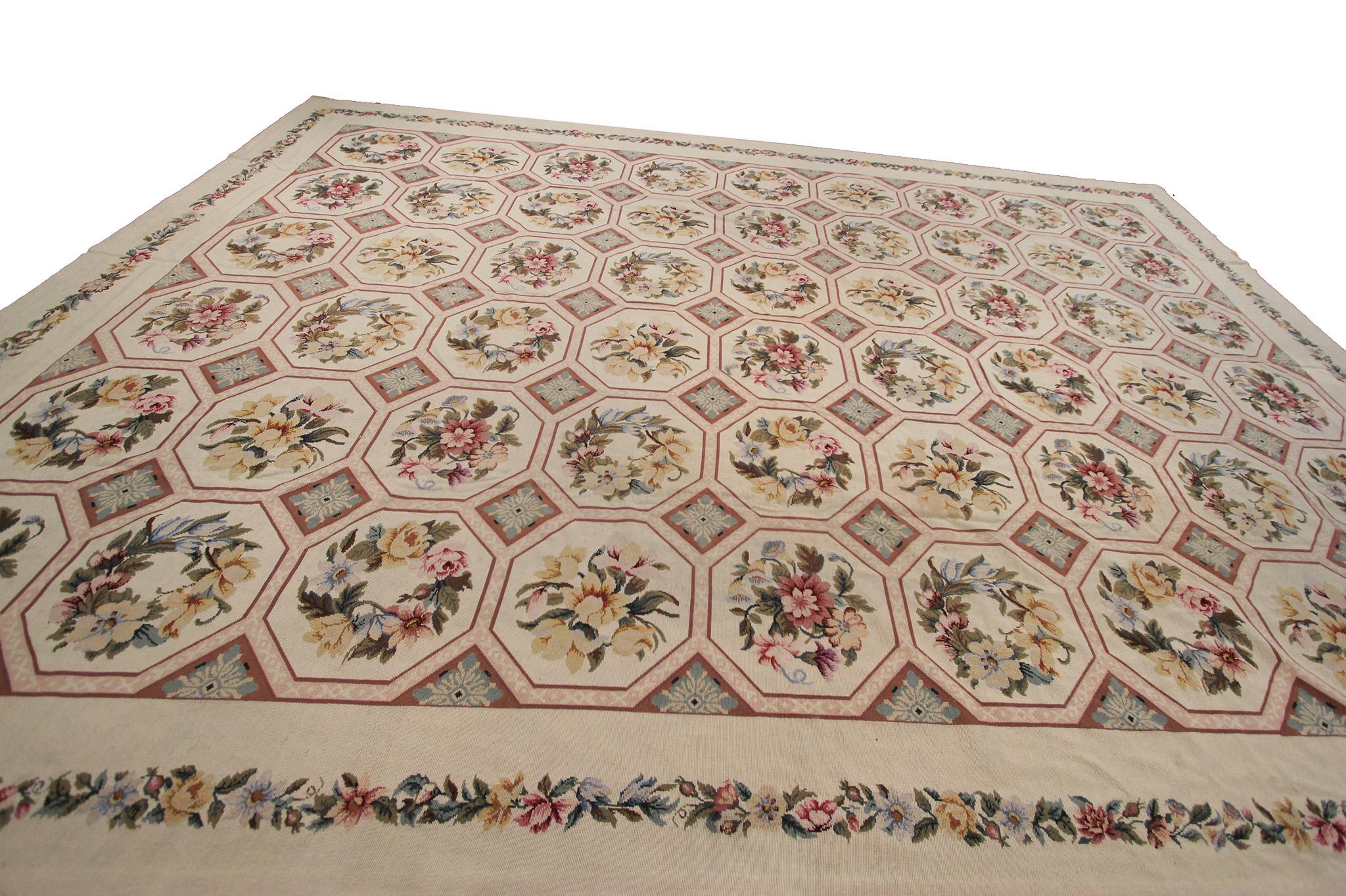 Europäischer Flachgewebter handgewebter Teppich, geometrisch, insgesamt elfenbeinfarben, beige und beige (Wolle) im Angebot