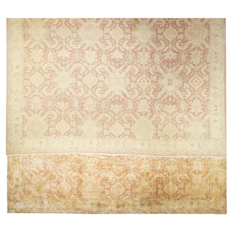 Tapis vintage européen à crochets 12'11'' x 19'10''. Ce tapis essentiellement ton sur ton en saumon brûlé, paille, beige et brun clair présente une version récente d'un motif caucasien du XVIIe siècle composé de colonnes décalées de losanges