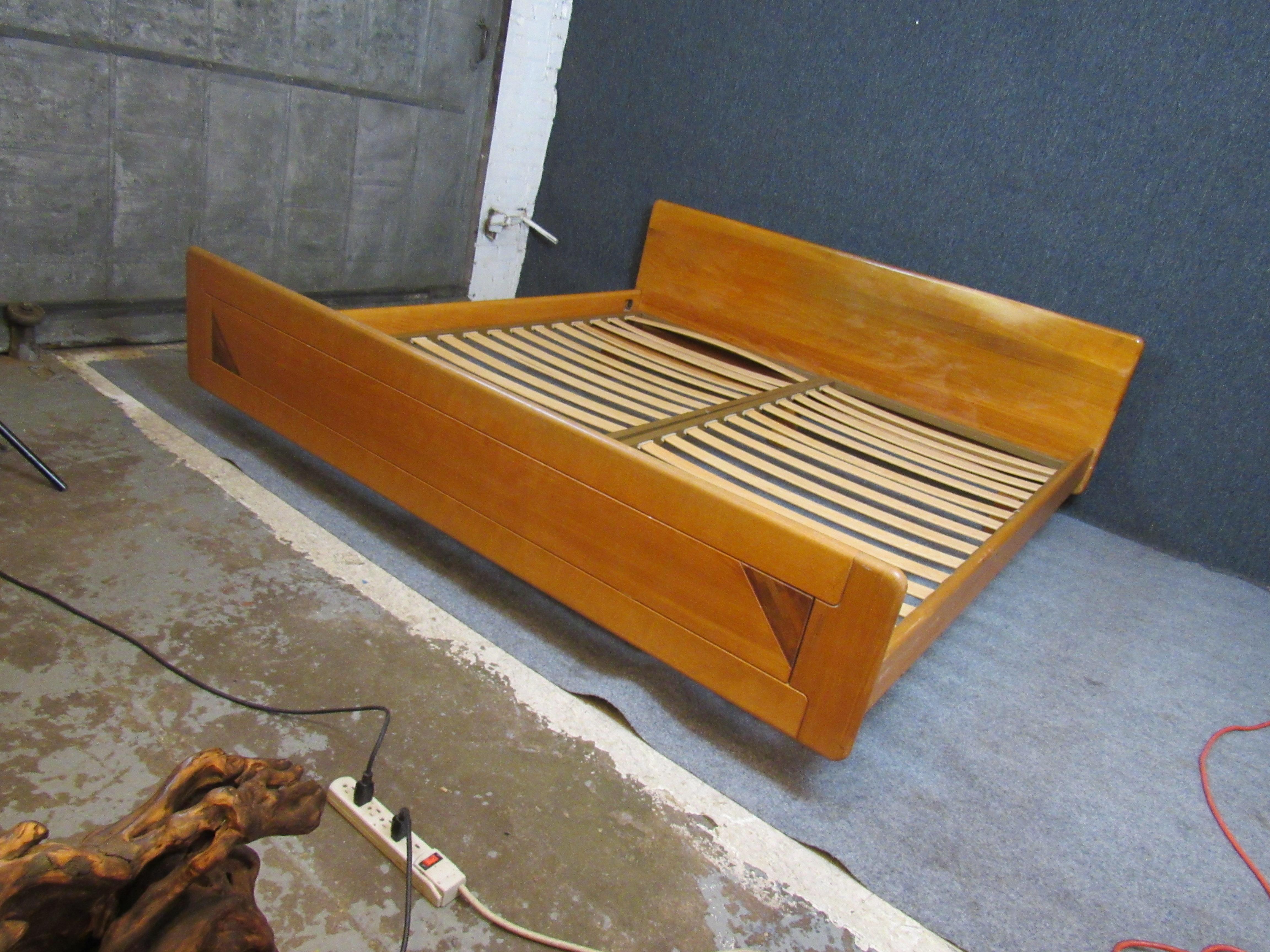 Mid-Century Modern Lit King Bed européen vintage par Nissen & Gehl pour Seltz France en vente