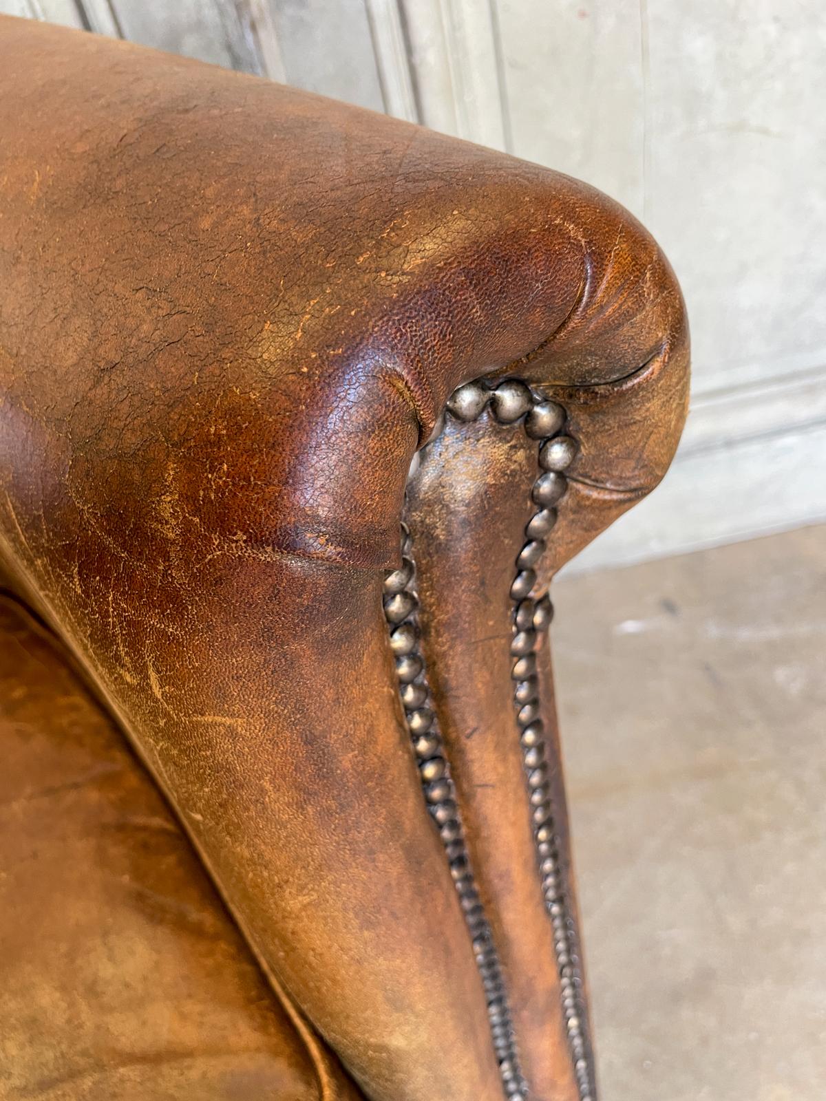 Vieille chaise de baignoire en cuir européen avec clous en laiton 11