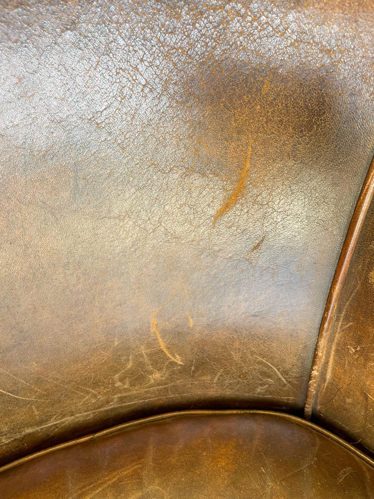 Vieille chaise de baignoire en cuir européen avec clous en laiton 13