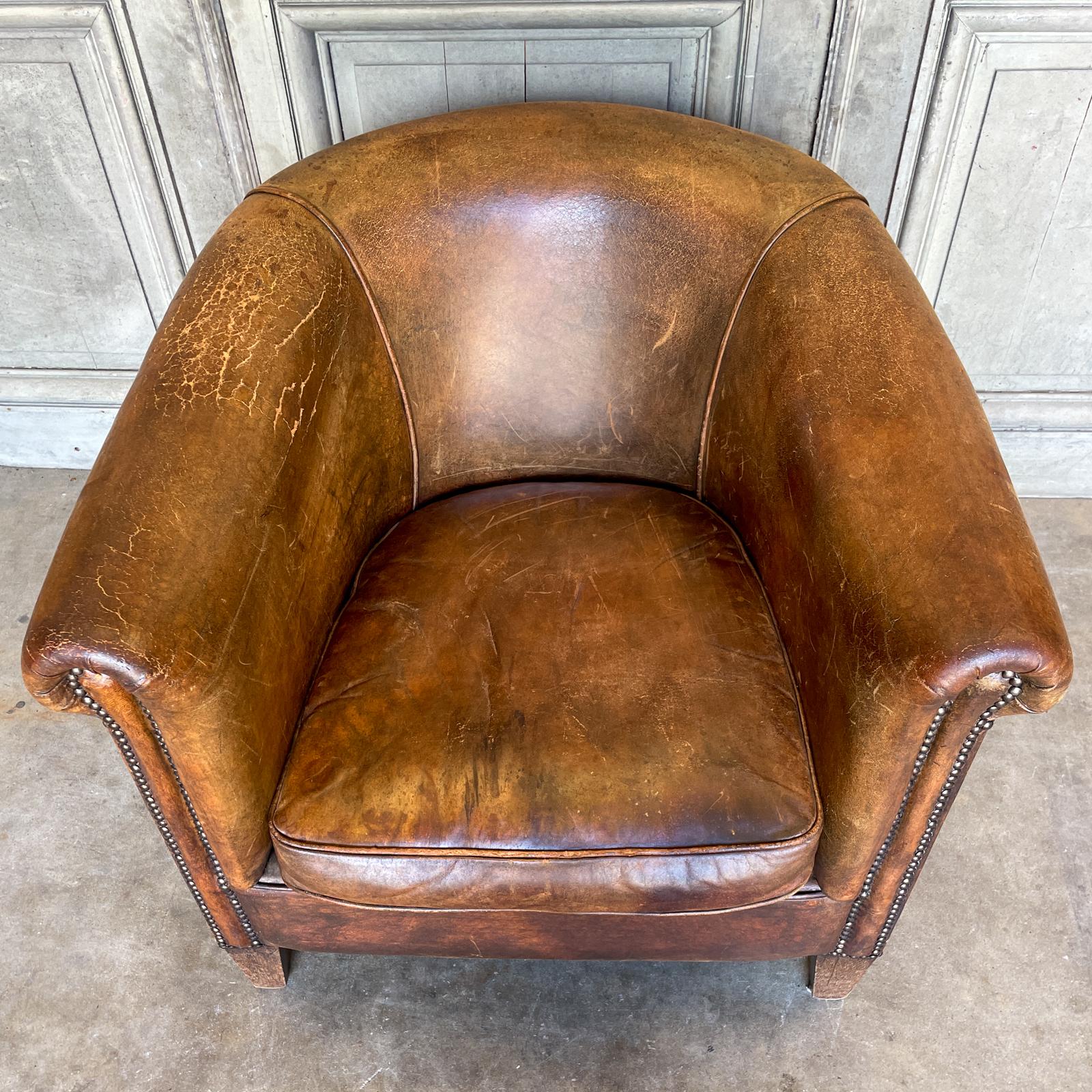 Vieille chaise de baignoire en cuir européen avec clous en laiton Bon état à Houston, TX