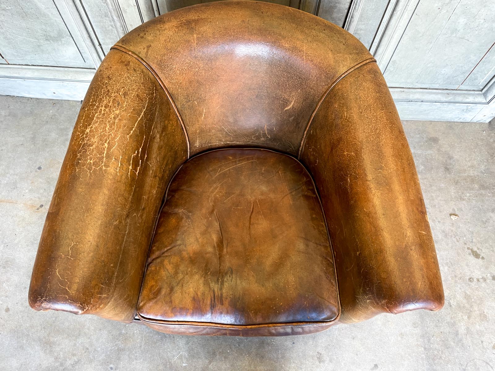 20ième siècle Vieille chaise de baignoire en cuir européen avec clous en laiton