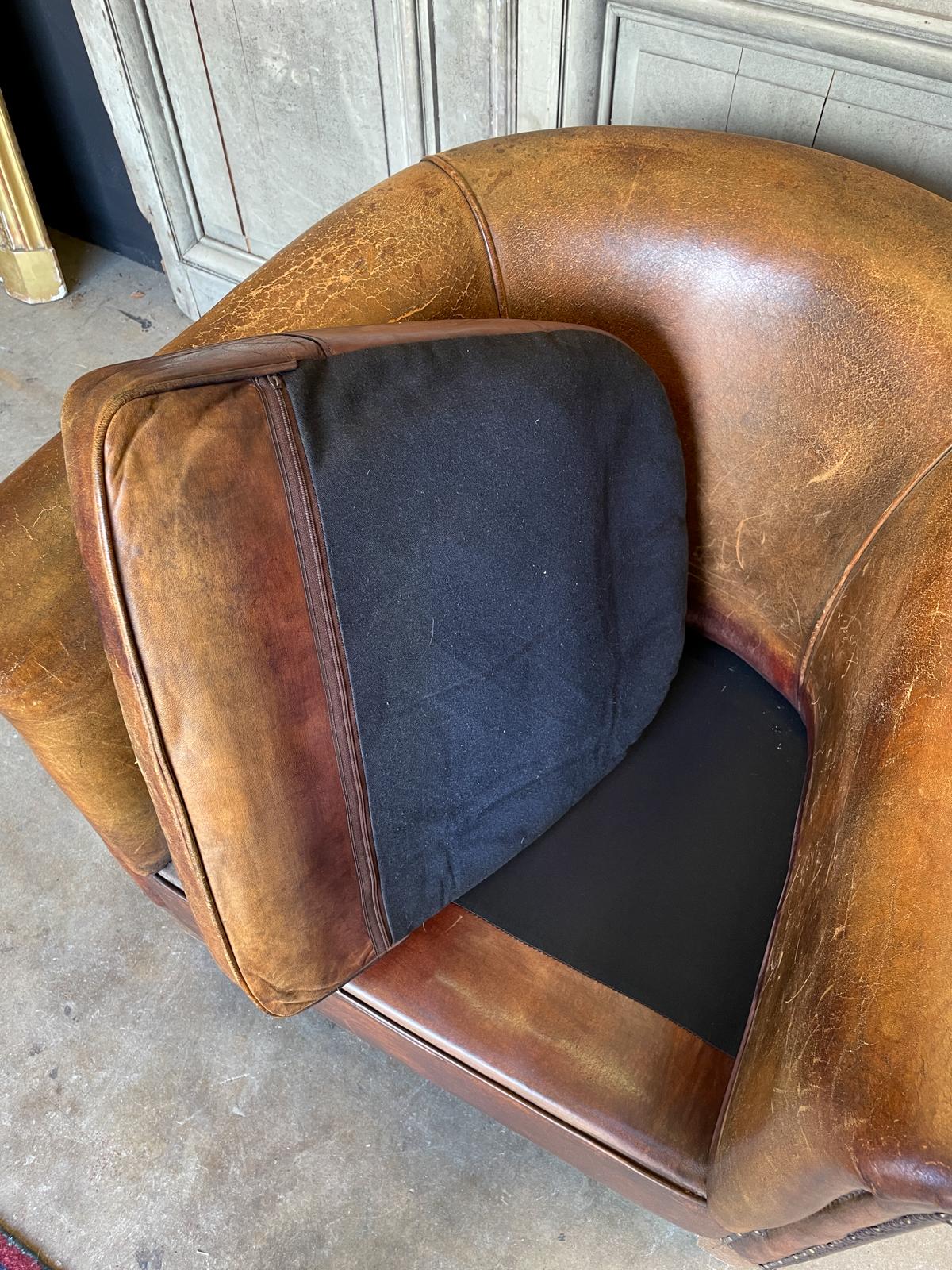 Vieille chaise de baignoire en cuir européen avec clous en laiton 1