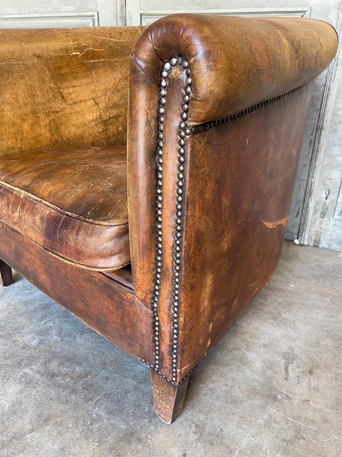 Vieille chaise de baignoire en cuir européen avec clous en laiton 2