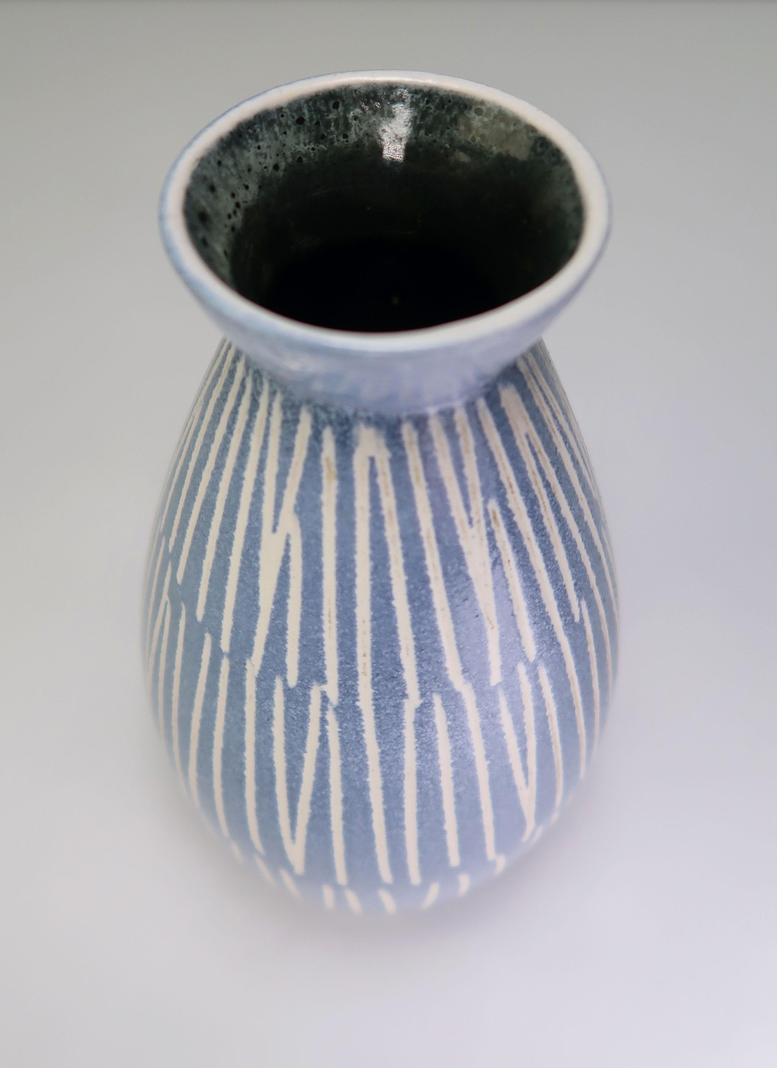 Scandinave moderne Vase scandinave moderne à rayures bleues et blanches, années 1960 en vente