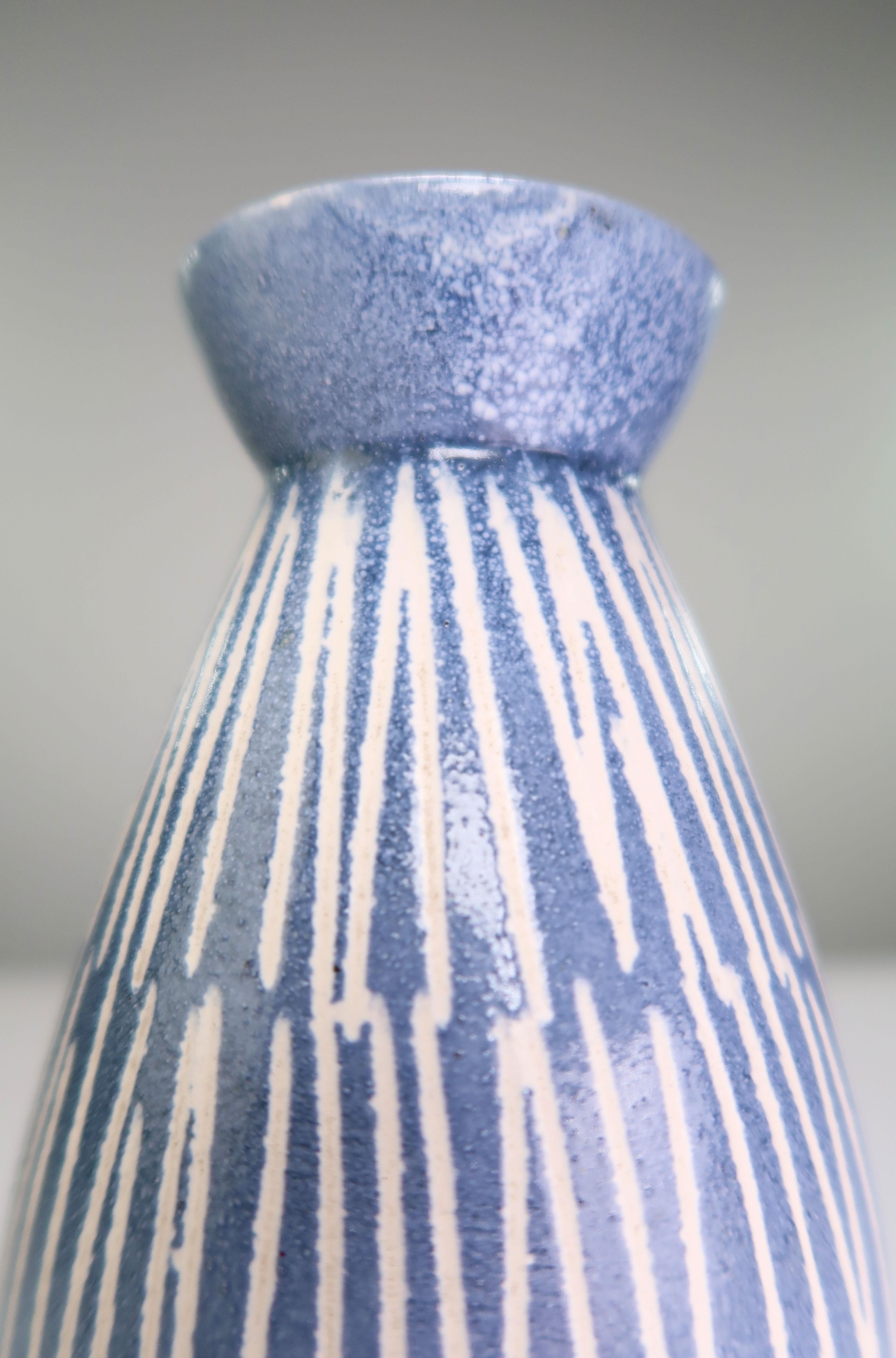 Blau-weiß gestreifte Keramikvase der Skandinavischen Moderne, 1960er Jahre im Zustand „Gut“ im Angebot in Copenhagen, DK
