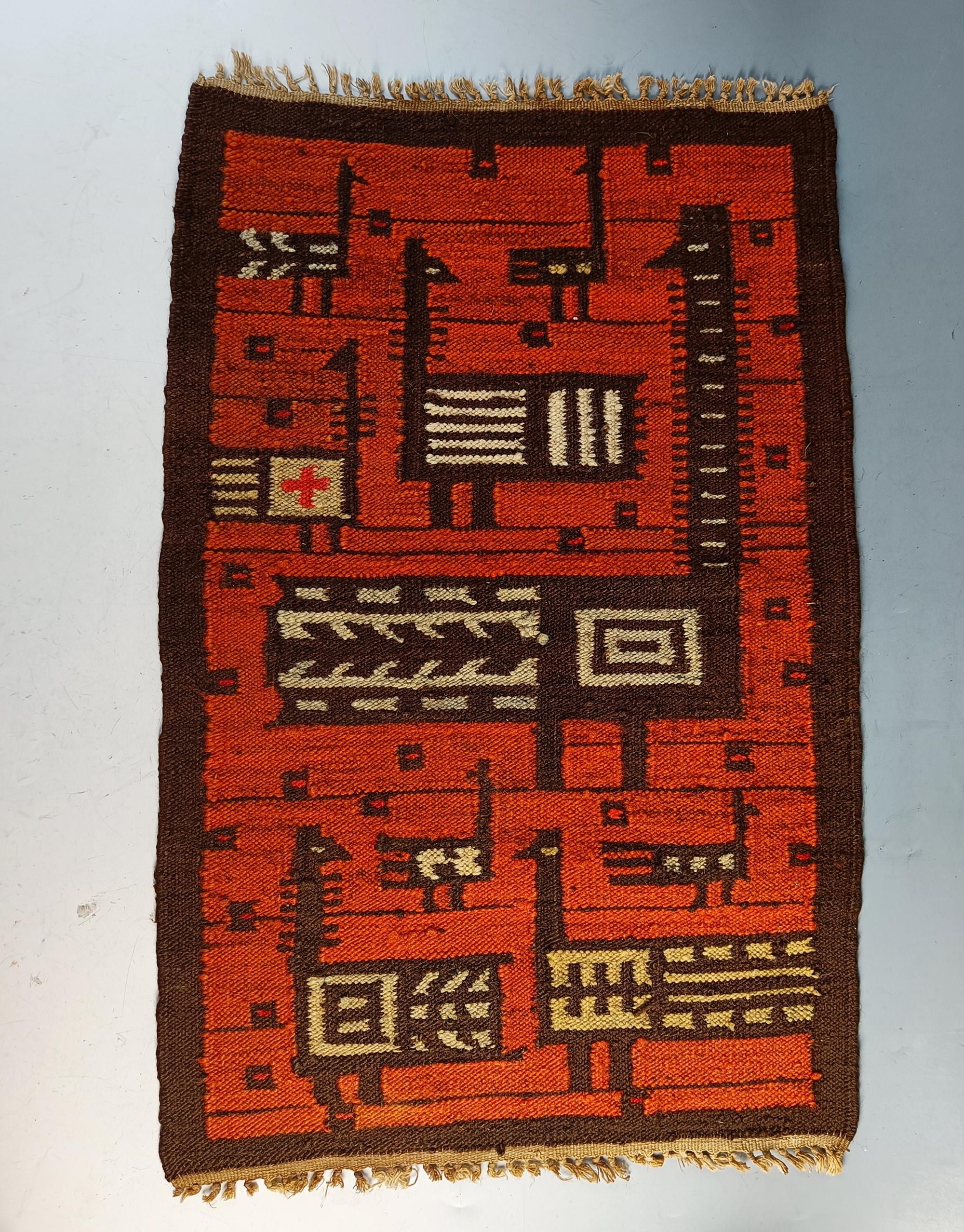 Tapis mural en laine d'art populaire européen vintage coloré avec motif d'oiseau abstrait  
Polonais ou suédois
Taille 32 x 21 pouces 83 x 52 cm approx.
Période 1950`s
État : bon.
