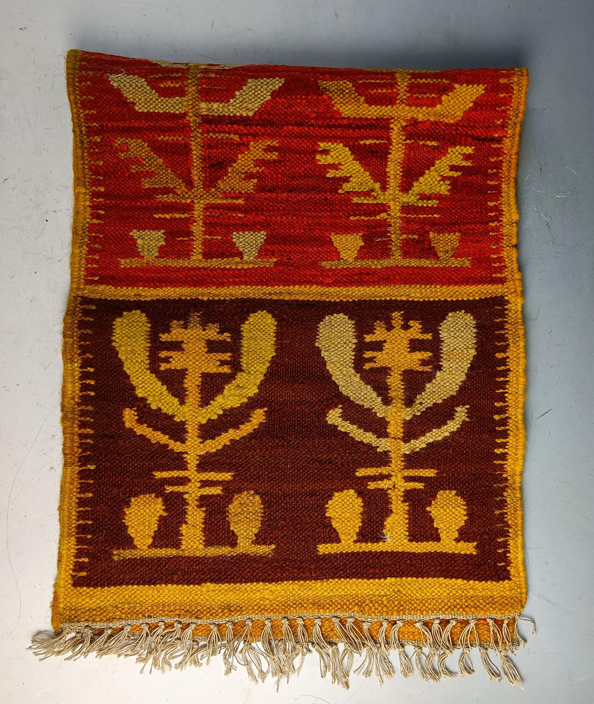 Tapis mural en laine d'art populaire européen vintage coloré à motif floral abstrait dans les tons rouge et ocre doré. 
Polonais ou suédois
Taille 41 x 16 pouces 104 x 40 cm environ.
Période 1950`s
État : bon.