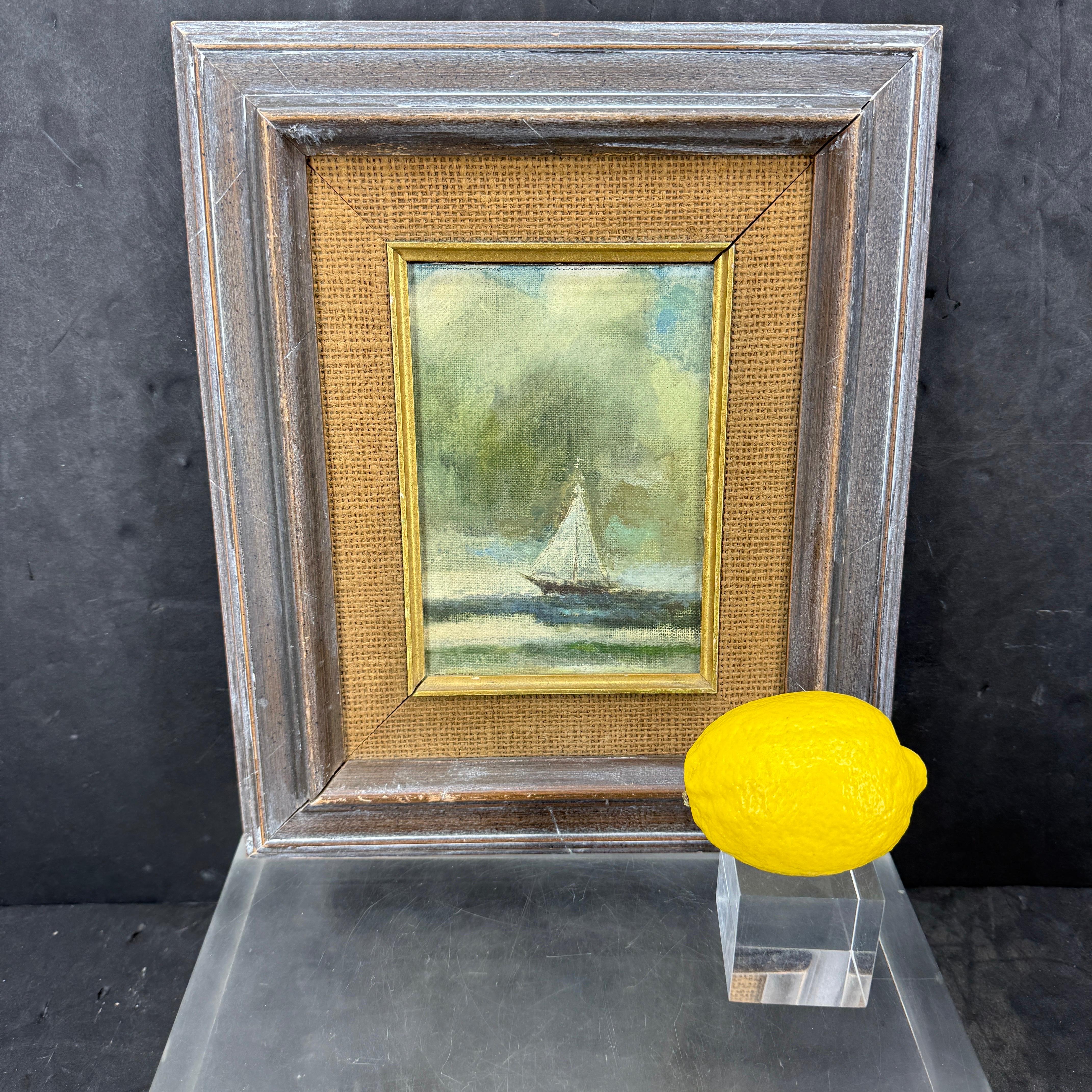 Quadro a olio molto sereno e impressionistico di una barca a vela in un paesaggio marino agitato.  Una scena semplice e rilassata ma molto efficace nella composizione. Per dipingere il paesaggio marino sono state utilizzate tonalità tenui di verde e