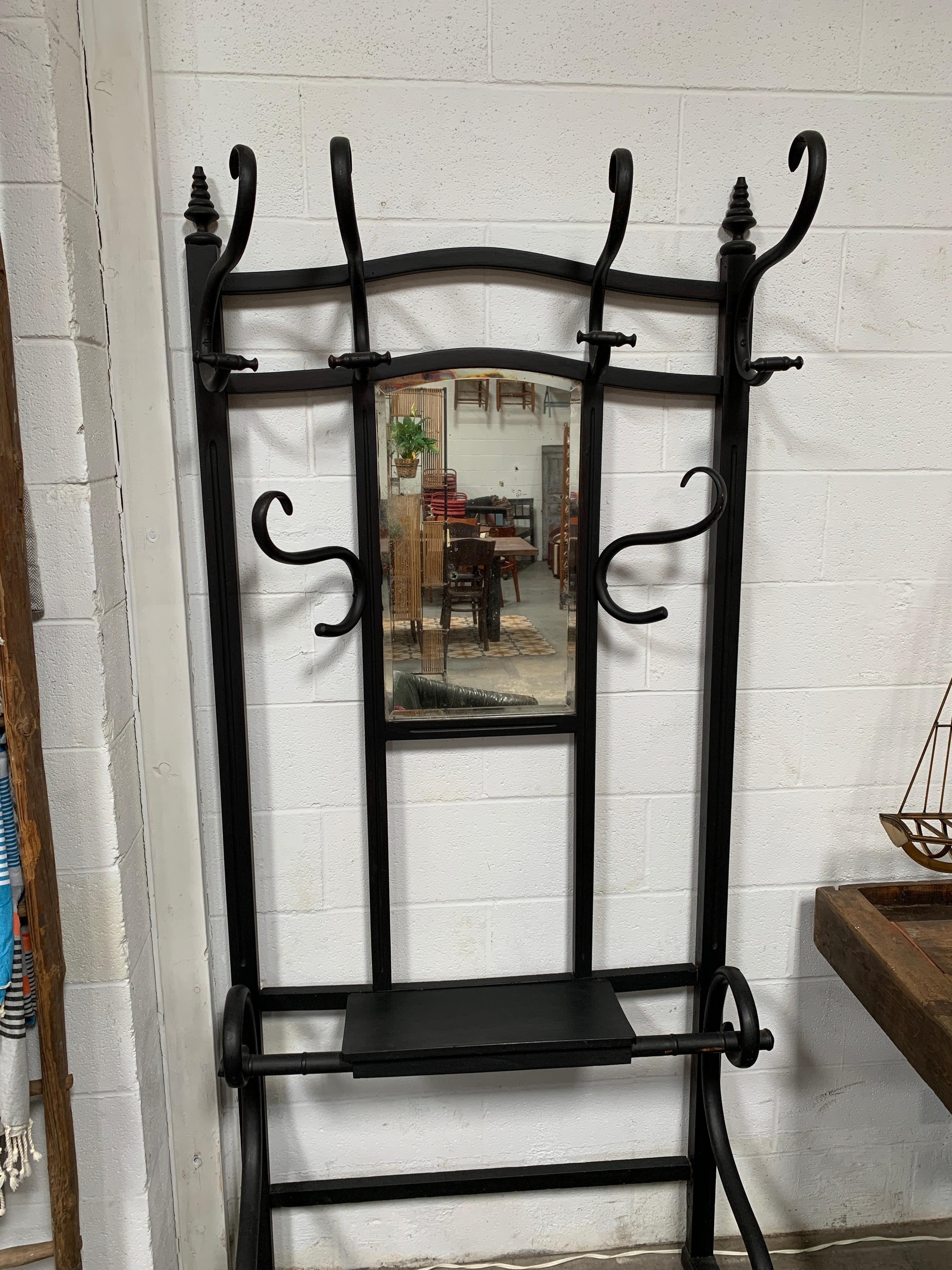 Stylized, large spiral wooden hooks adorn this light entryway tree. Originally from 1930s France, the tree features 6 hooks, a mirror and a small shelf for keys.