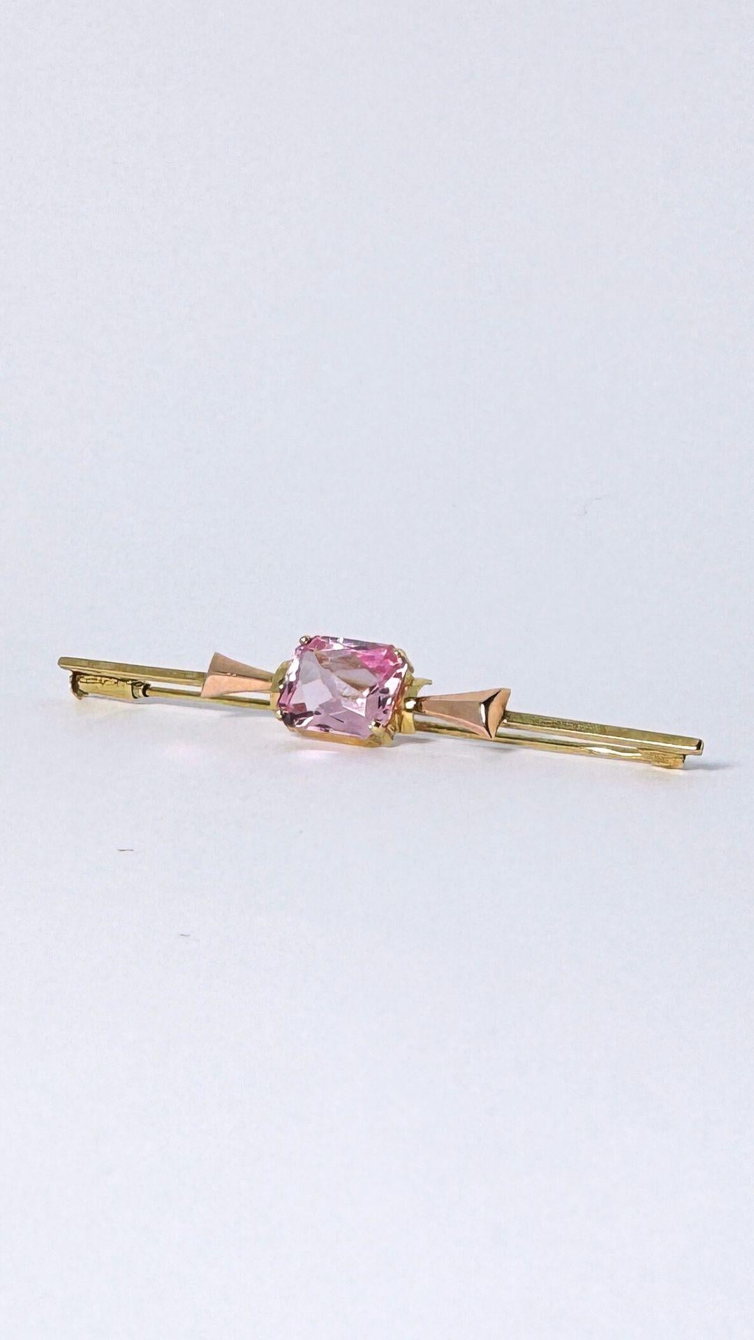 This vintage pin with an European origine, is from the 1960's and is made of 14 carat yellow gold. This pre-loved jewel is set in with an emerald faceted Rose de France, which belongs to the amethyst family. Look at this stunning and enchanting