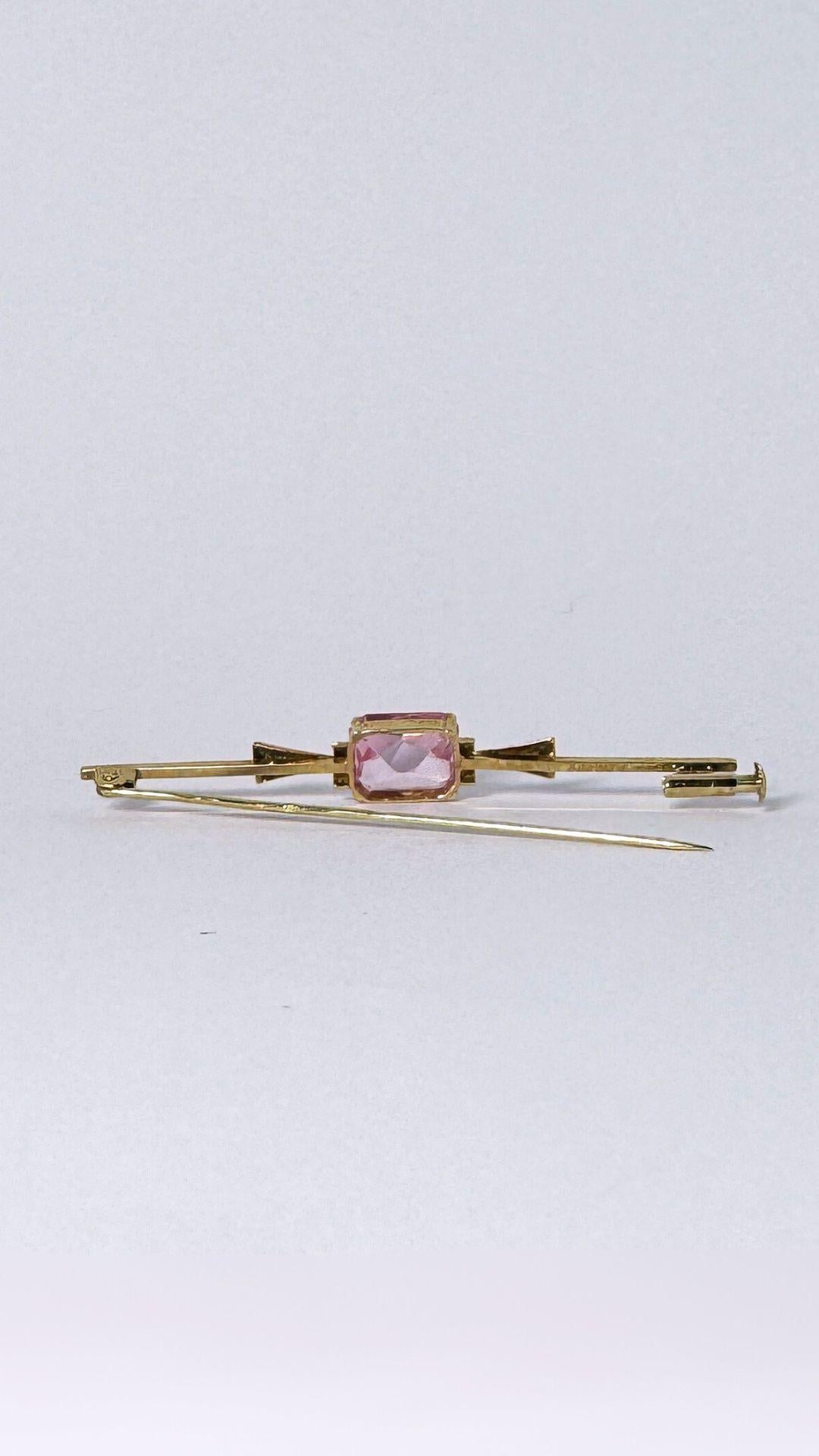 Art Deco Vintage European pin, 14 carat yellow gold, with amethyst, rose de france For Sale