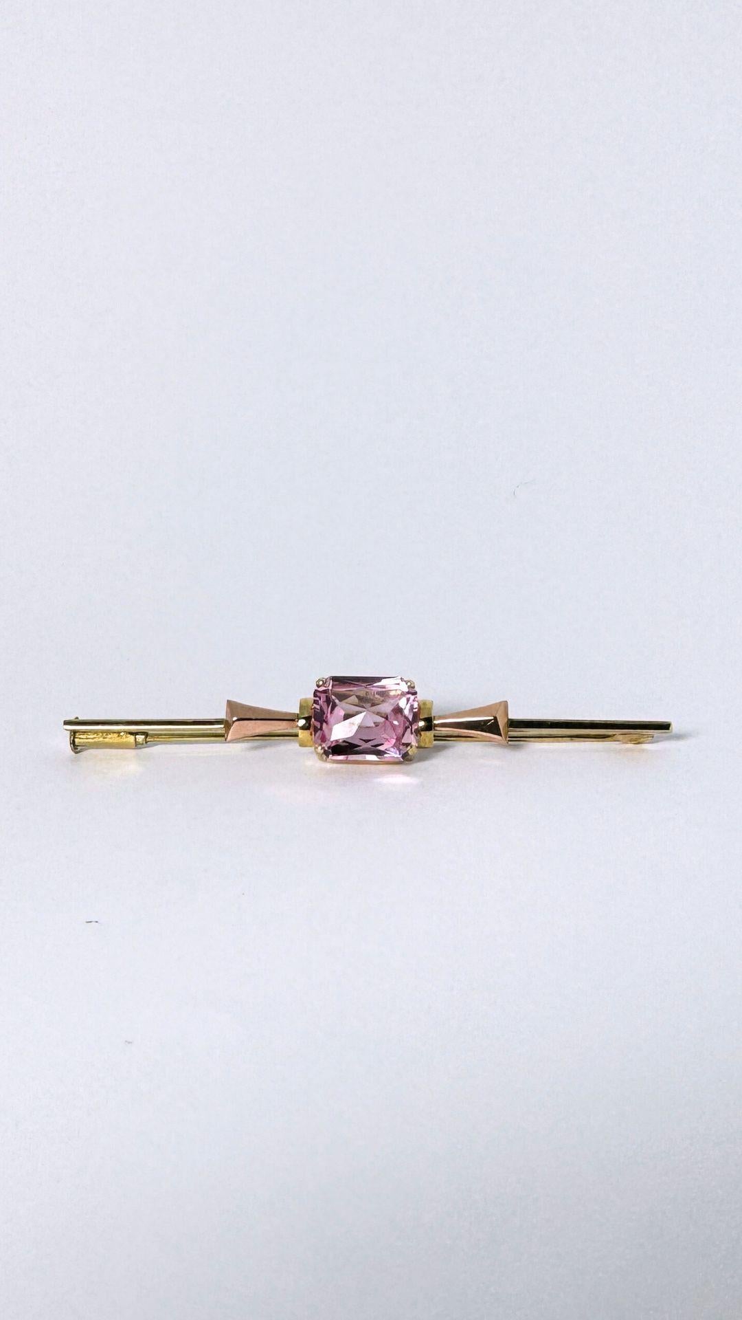 Vintage European pin, 14 carat yellow gold, with amethyst, rose de france In Good Condition For Sale In Heemstede, NL