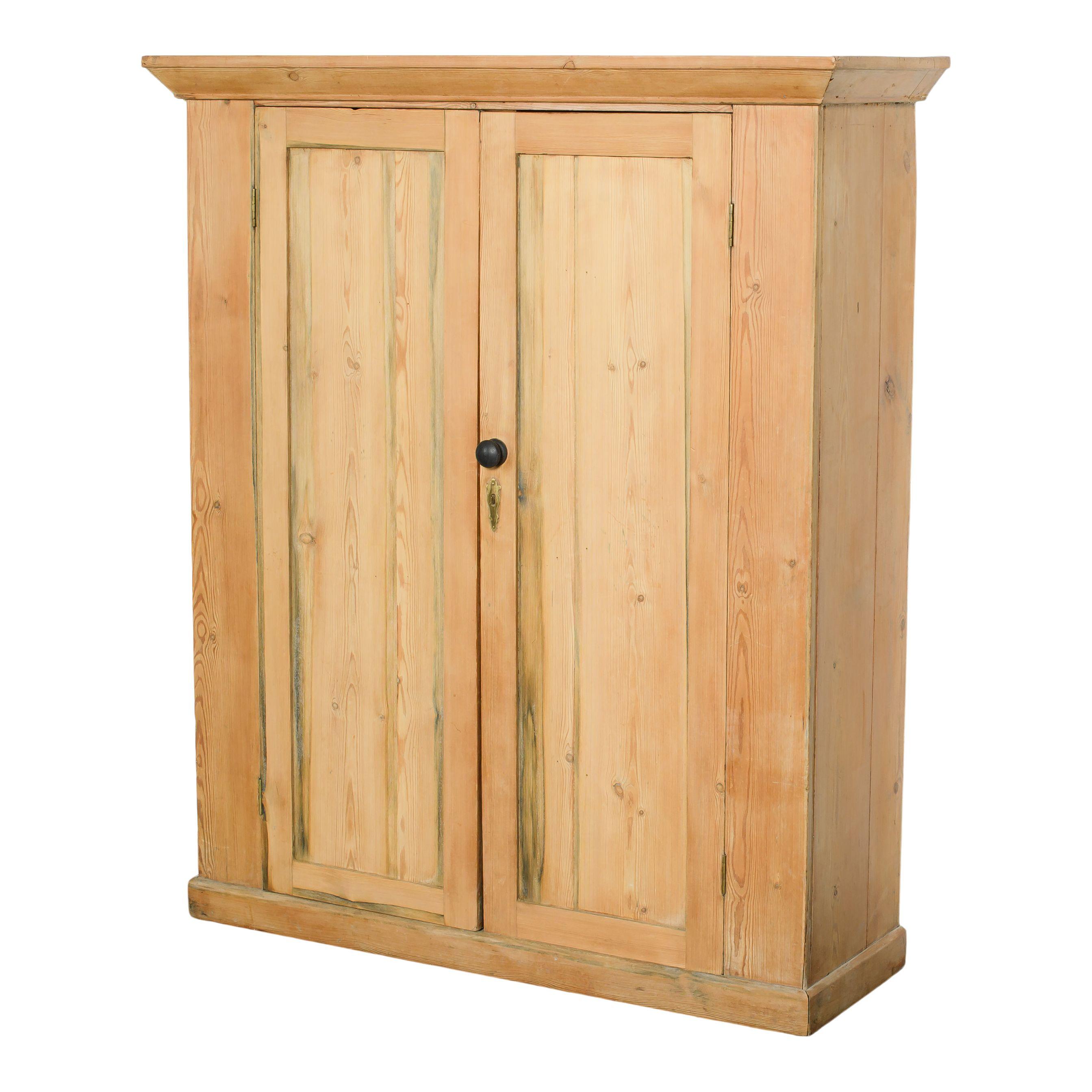 Européen Armoire vintage en pin européen en vente