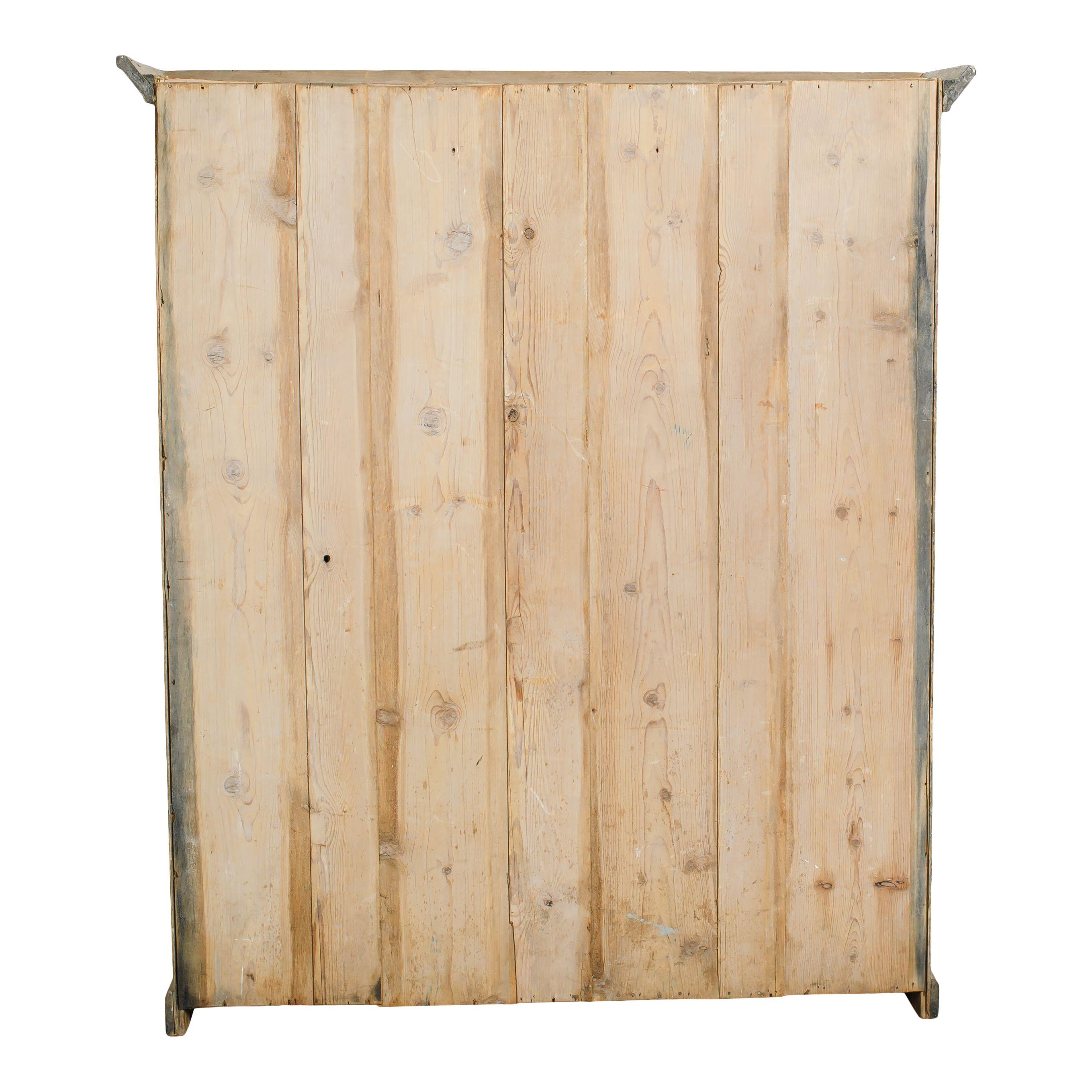 20ième siècle Armoire vintage en pin européen en vente