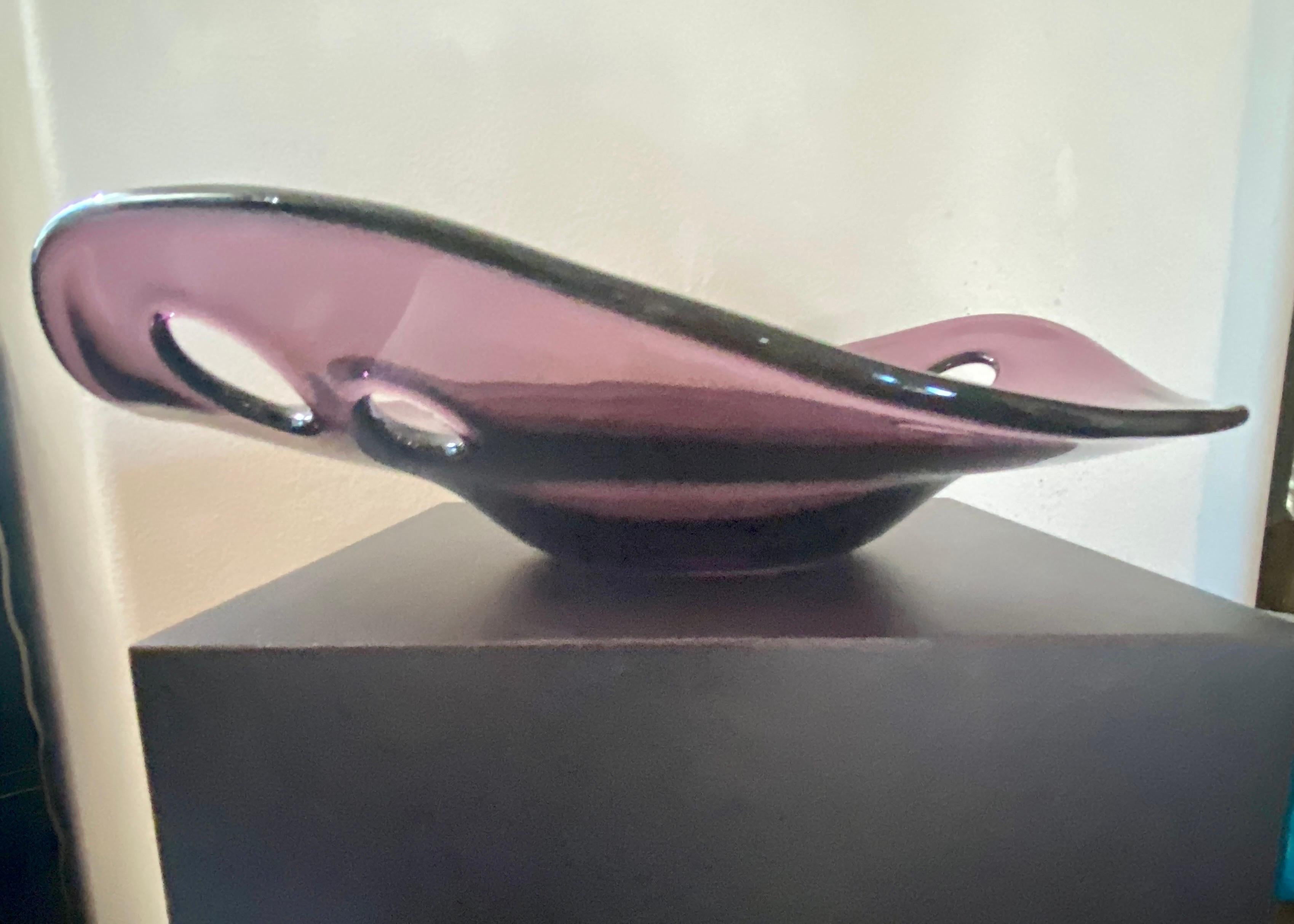 Moderne Vintage-Schale/Skulptur aus europäischem lila Kunstglas mit Löchern im Angebot 3