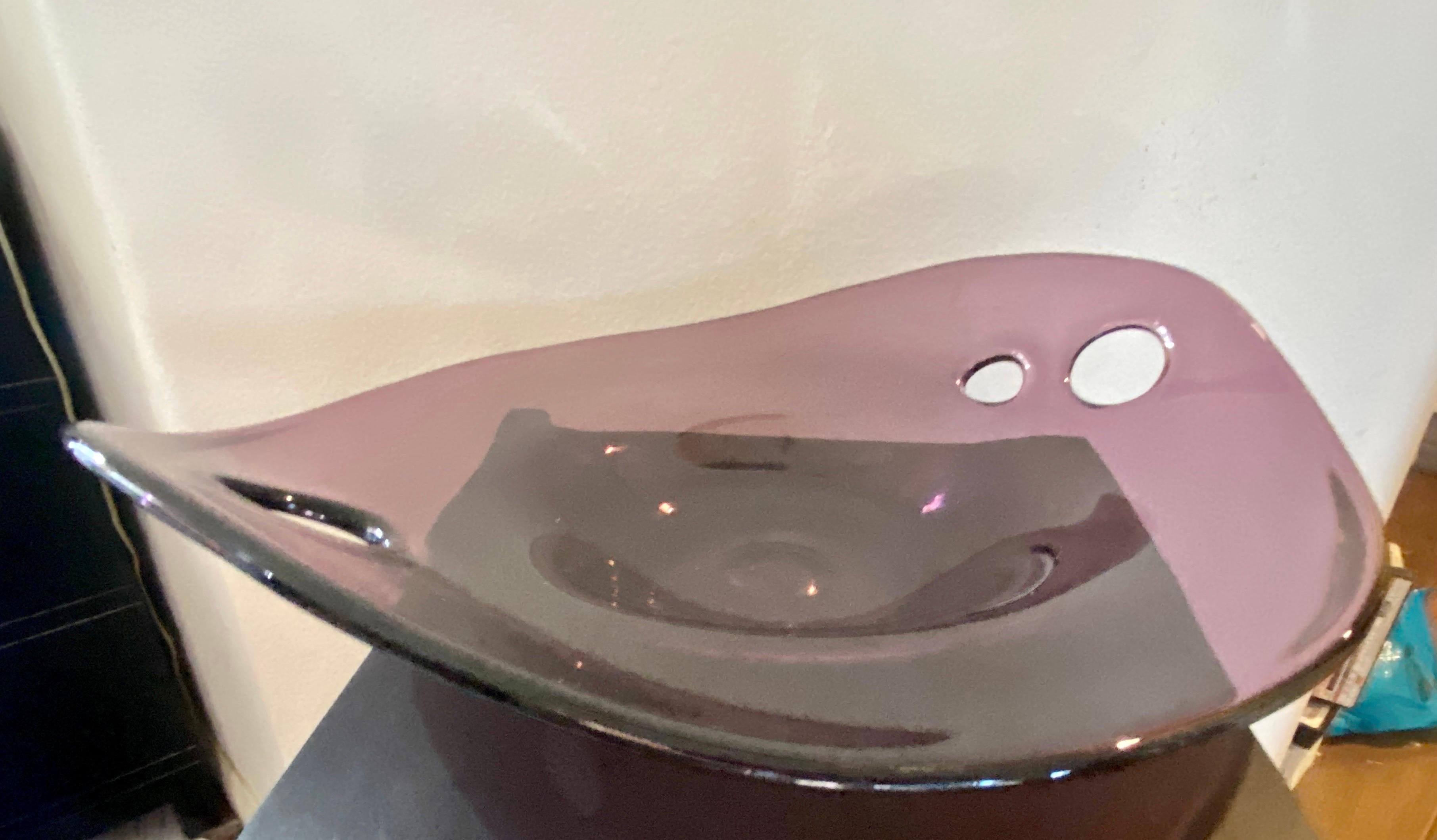 Fin du 20e siècle Sculpture de bol moderne en verre d'art européen violet vintage avec trous en vente