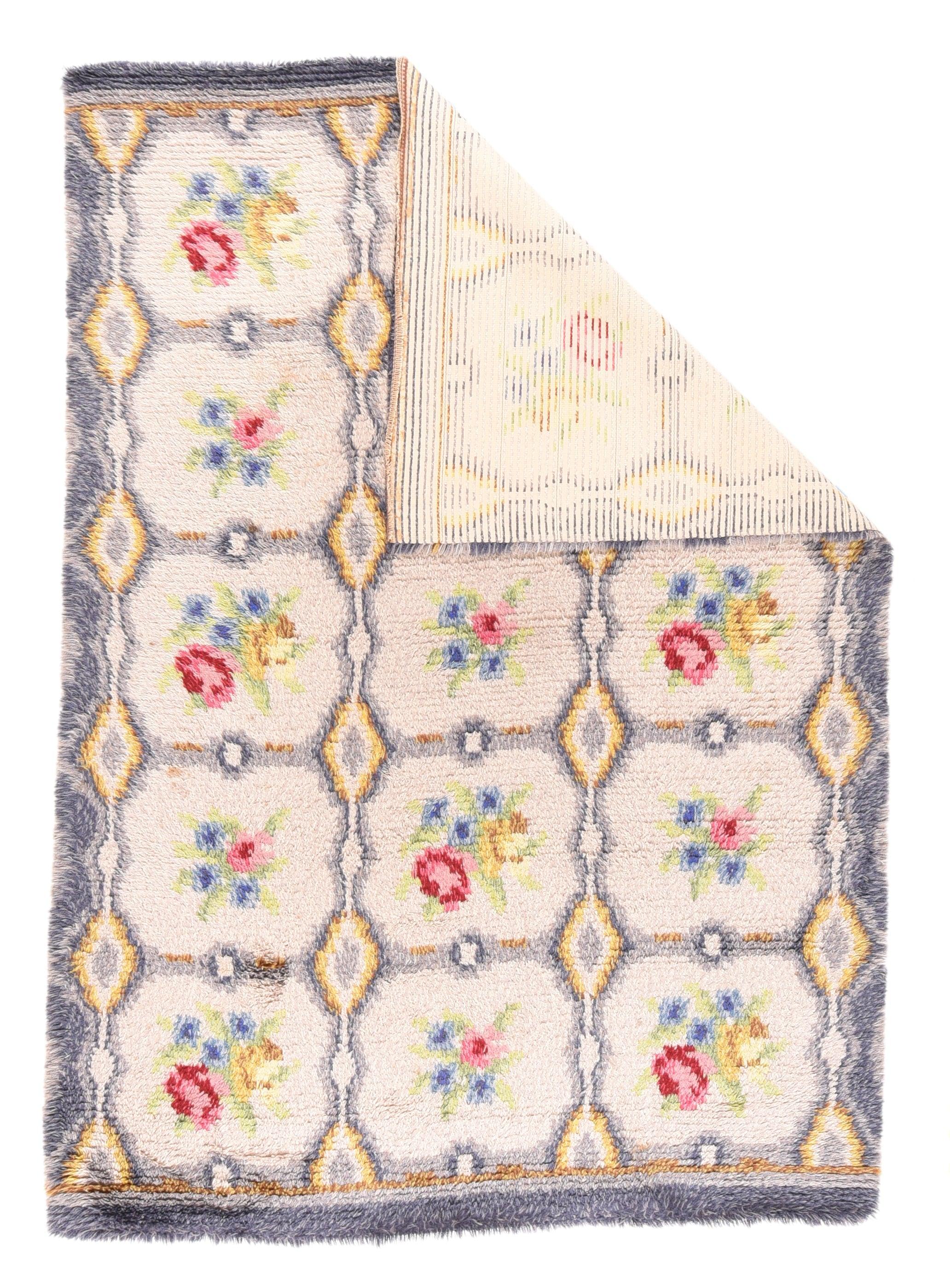 Tapis européen Vintage 5'5'' x 7'10''. Cet ensemble moderne et hirsute présente un champ de sable divisé en panneaux octogonaux de trois par cinq, avec deux types de bouquets floraux esquissés. Accents de citron clair, de rouge, de céruléen et de