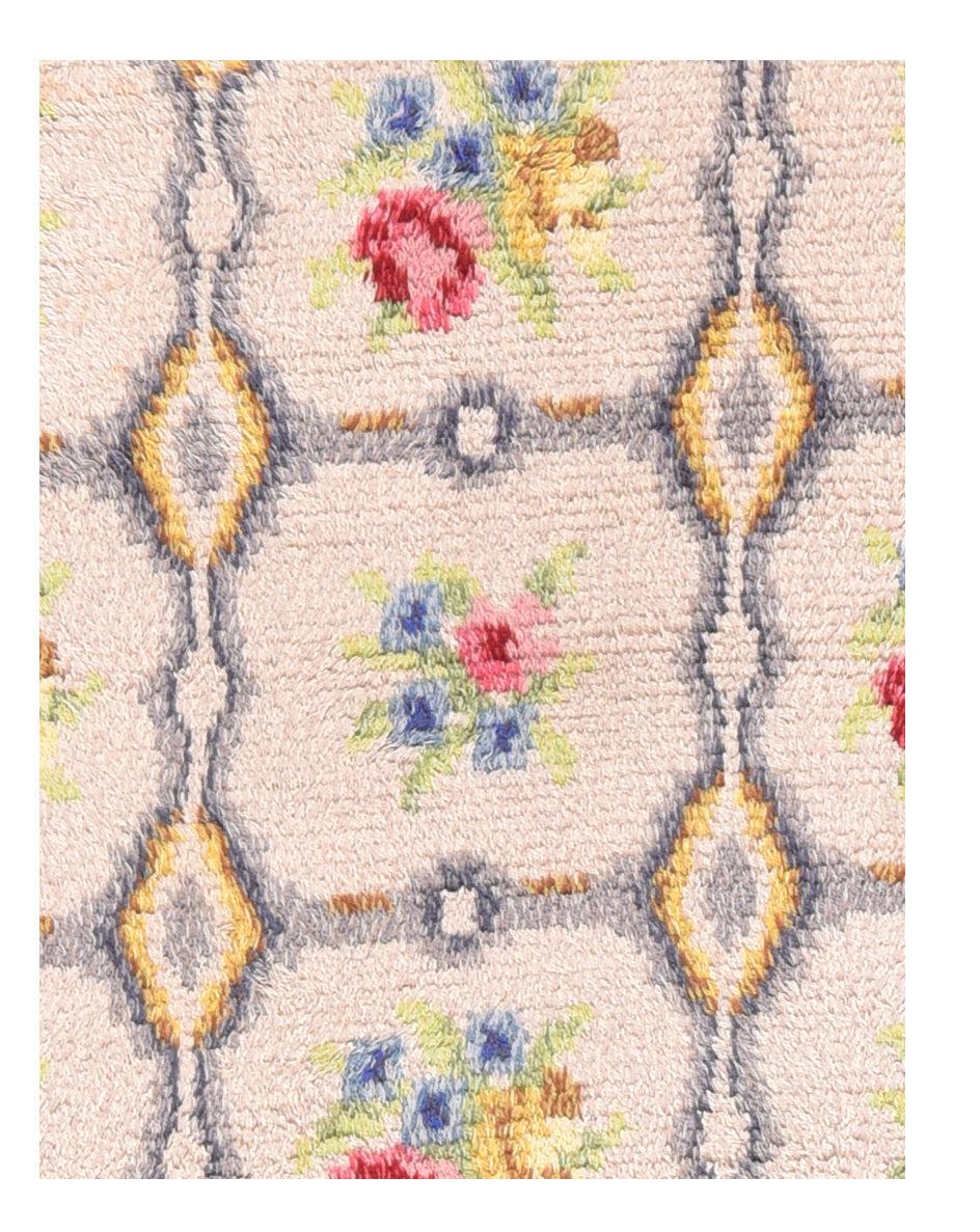 Tapis européen vintage 5'5'' x 7'10'' Excellent état - En vente à New York, NY