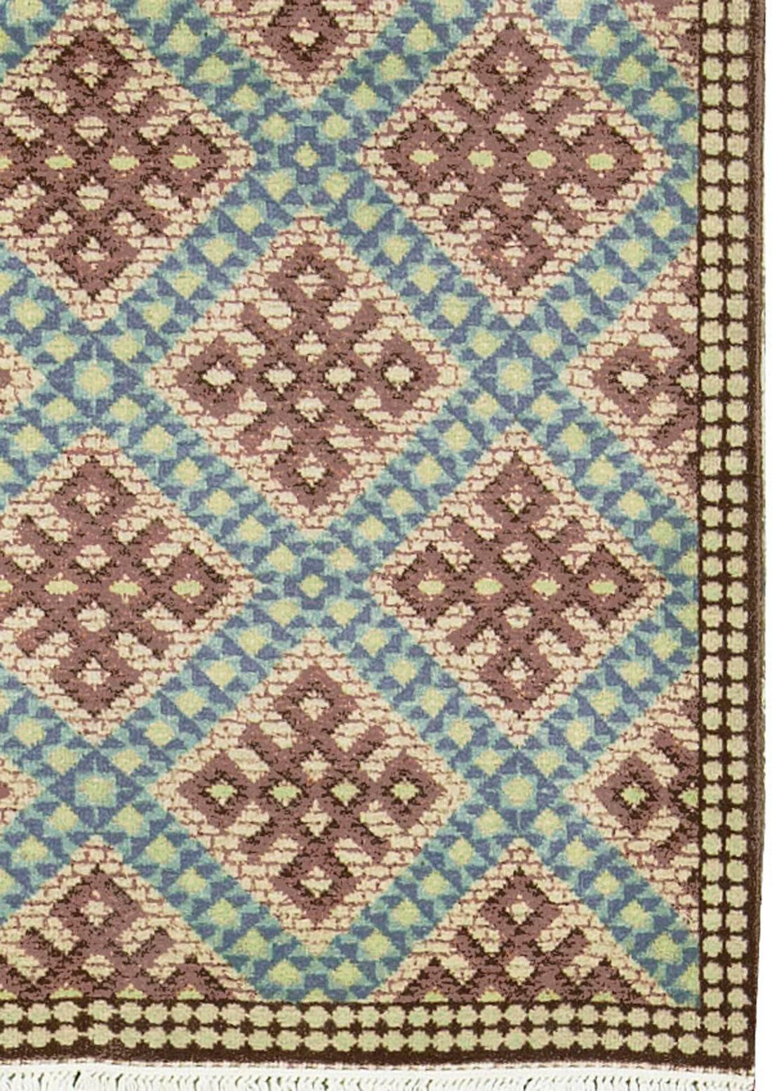 Tapis européen vintage. Ils tissent des tapis en Roumanie depuis l'Empire ottoman, mais ce n'est que depuis le milieu du XXe siècle qu'ils exportent leur production. Les motifs sont généralement basés sur d'anciens modèles persans, mais depuis peu,