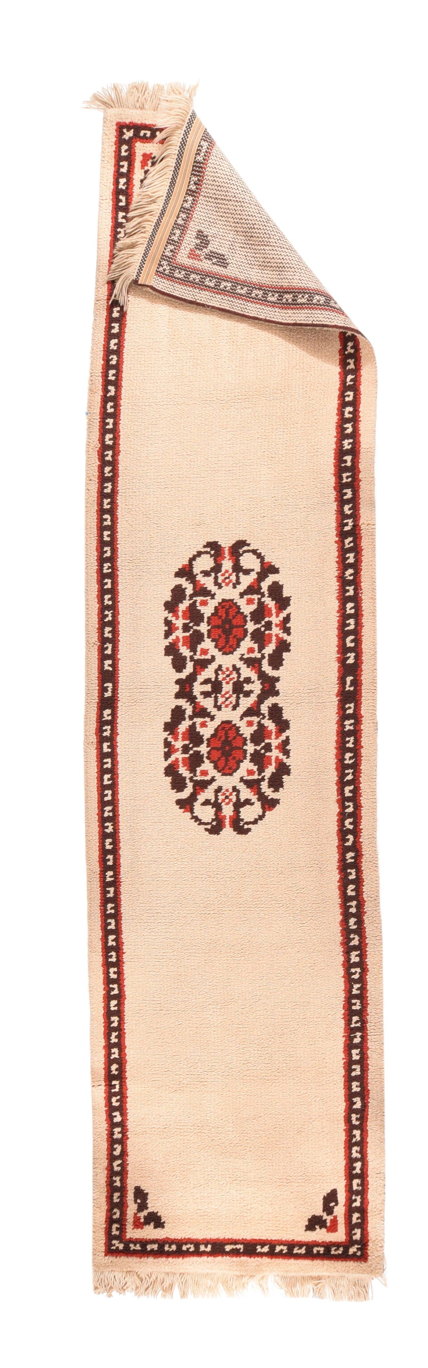 Vintage By Runner 2'10'' x 11'8''. Un termine generico e generale che si riferisce alle origini francesi, inglesi, spagnole, austriache e di altri paesi, a partire dal XVI secolo, in stili che seguono le tendenze artistiche e di interior design dei