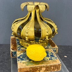 Fragmento de escultura vintage europea de corona de metal de latón macizo