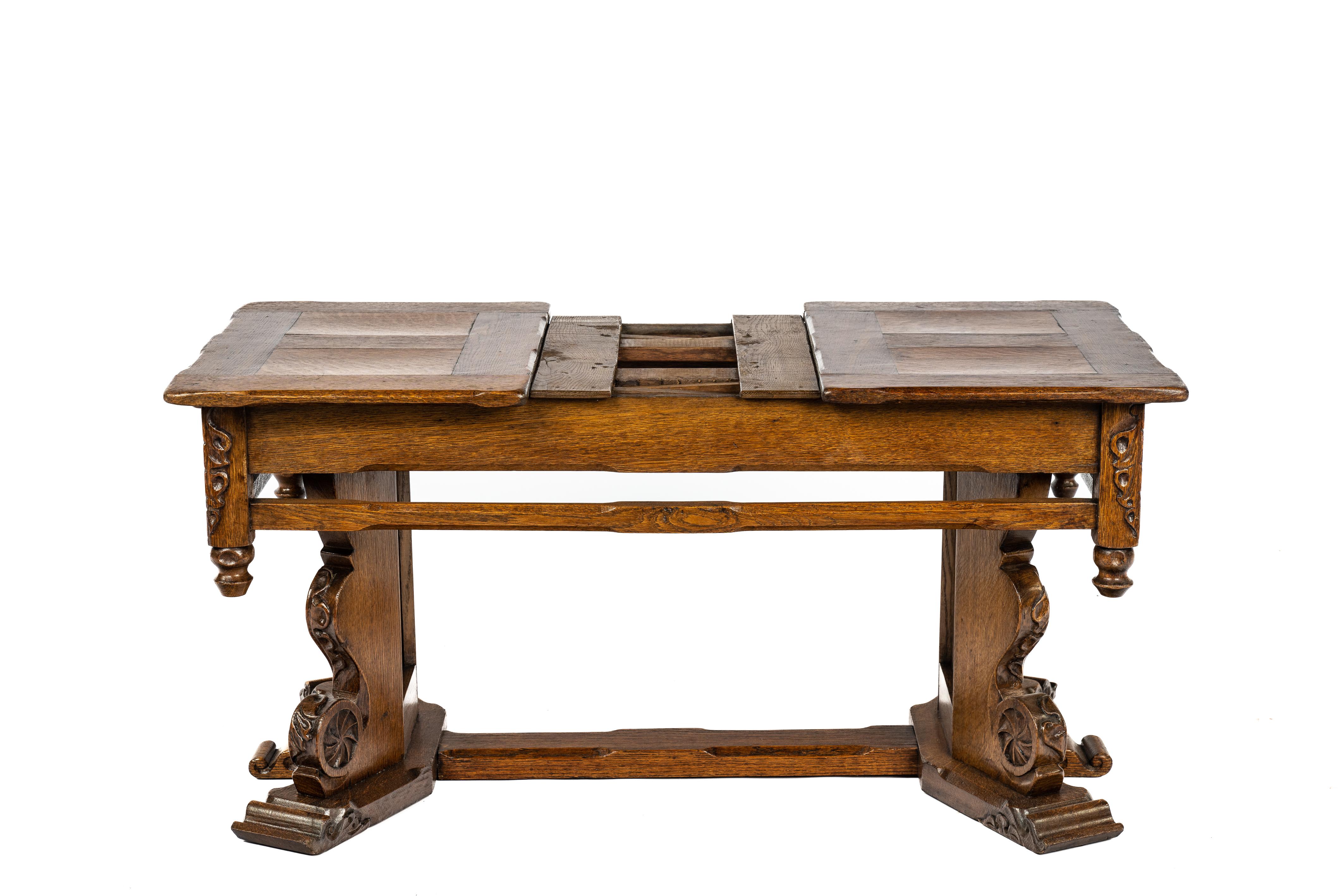 Vintage European Solid Oak Extendable Warm Honey Color Carved Coffee Table For Sale 2