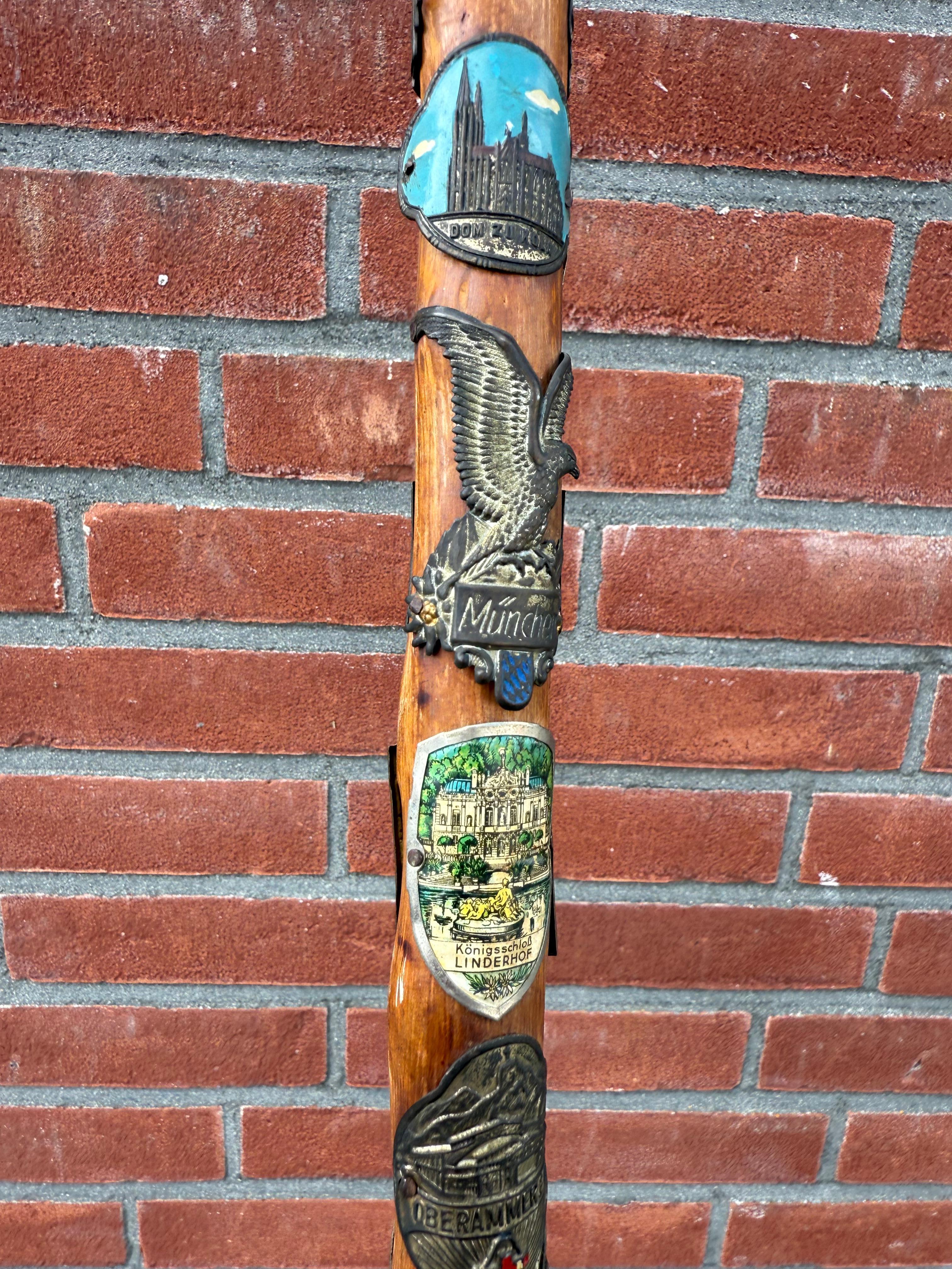 Bastone da passeggio souvenir europeo d'epoca con stemmi di viaggio, metà del XX secolo in vendita 4