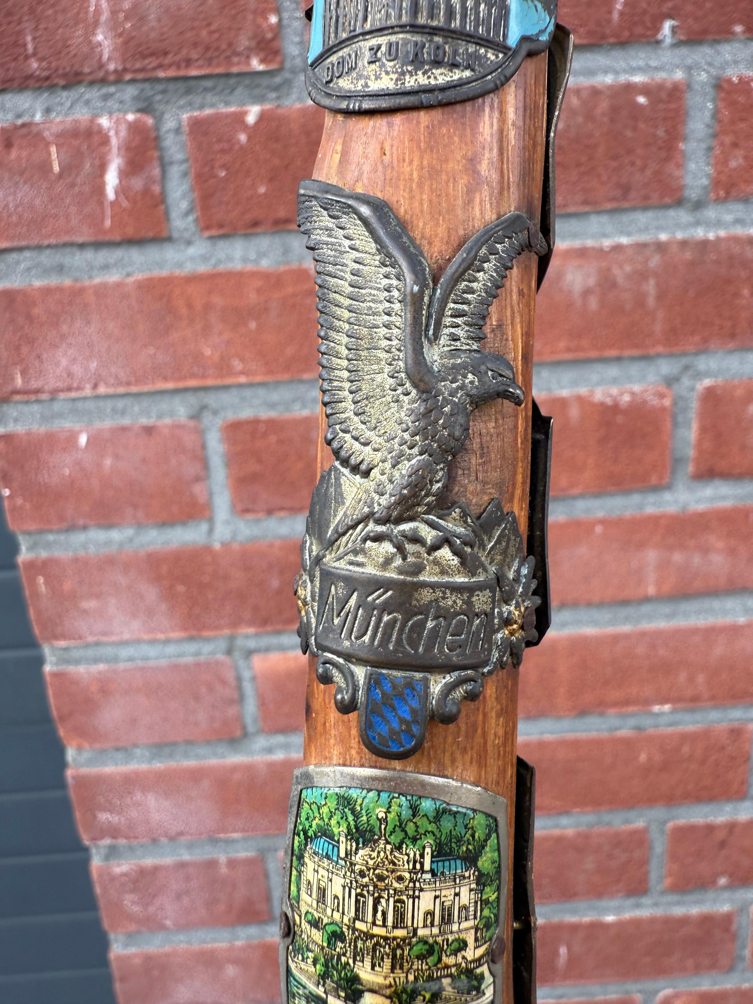 Bastone da passeggio souvenir europeo d'epoca con stemmi di viaggio, metà del XX secolo in vendita 10