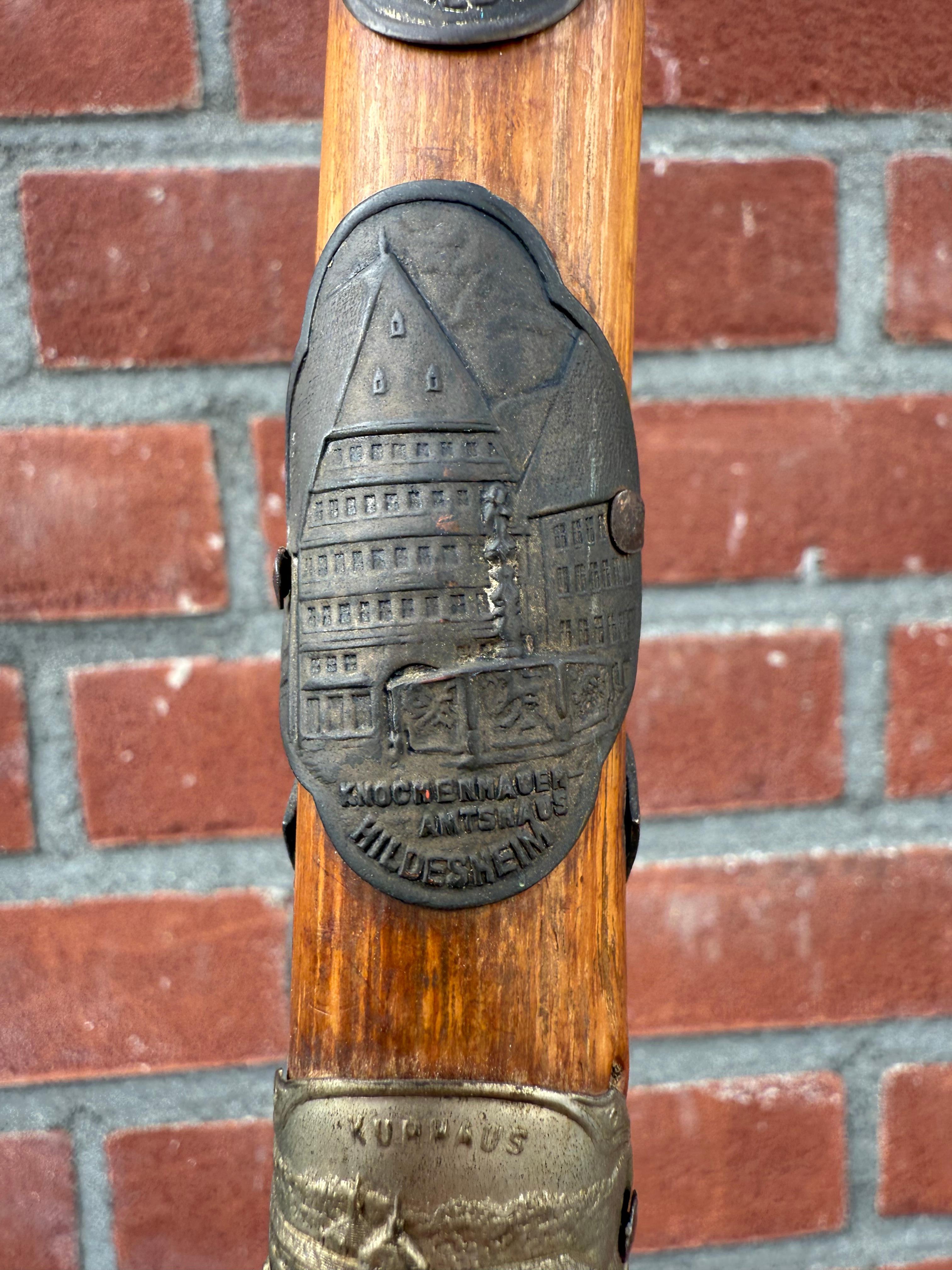 Bastone da passeggio souvenir europeo d'epoca con stemmi di viaggio, metà del XX secolo in vendita 11