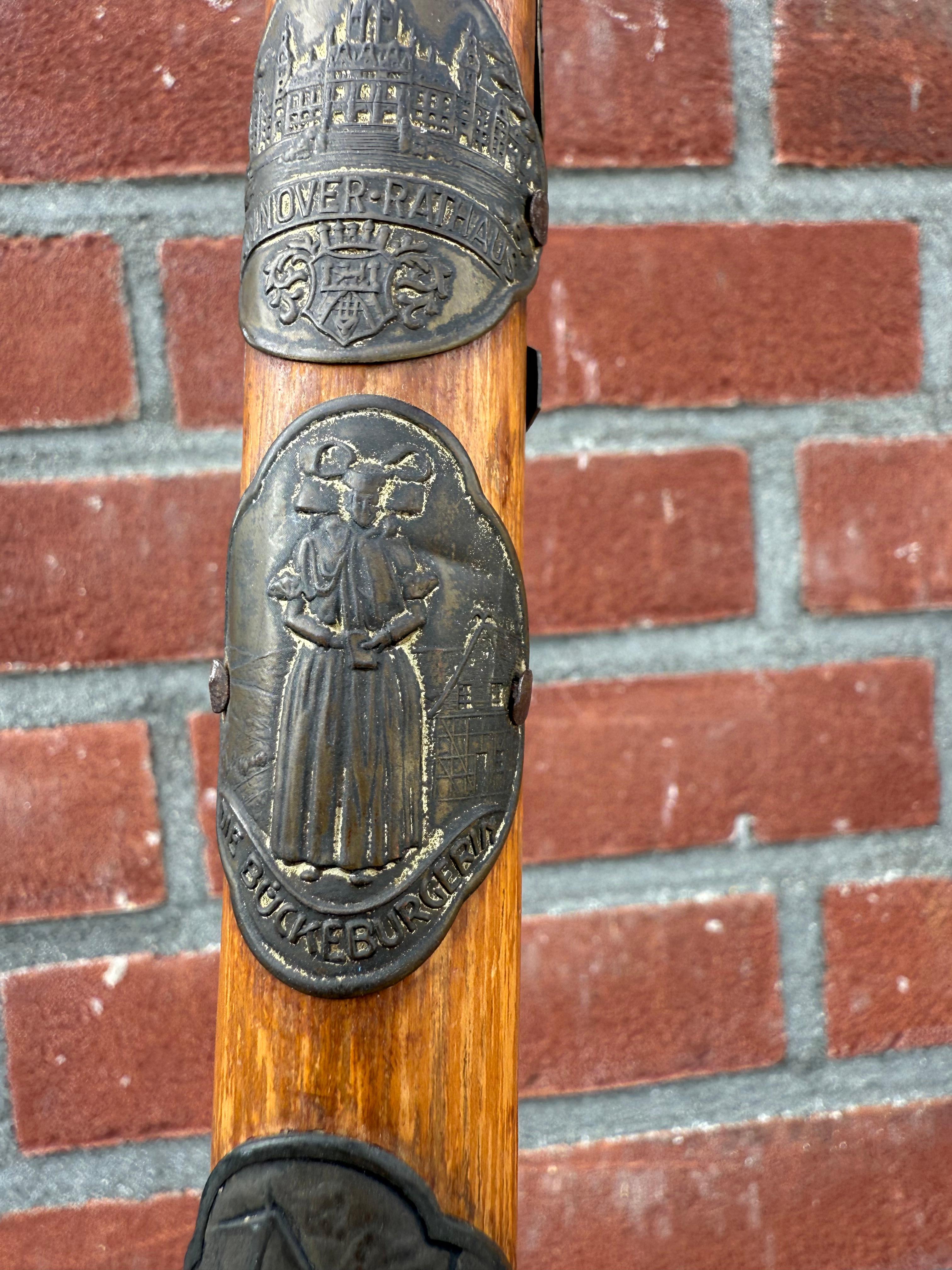 Bastone da passeggio souvenir europeo d'epoca con stemmi di viaggio, metà del XX secolo in vendita 12