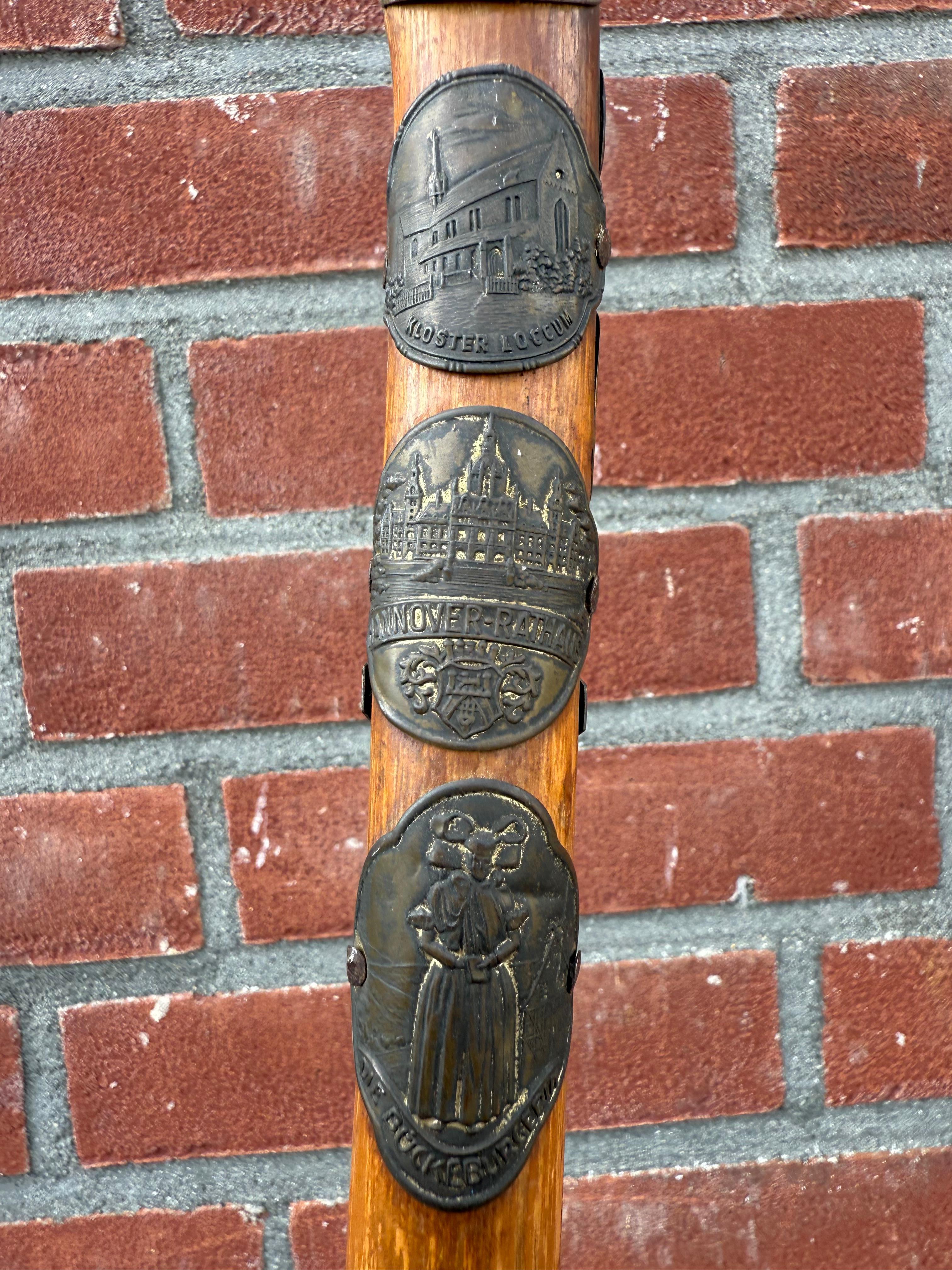 Bastone da passeggio souvenir europeo d'epoca con stemmi di viaggio, metà del XX secolo in vendita 14