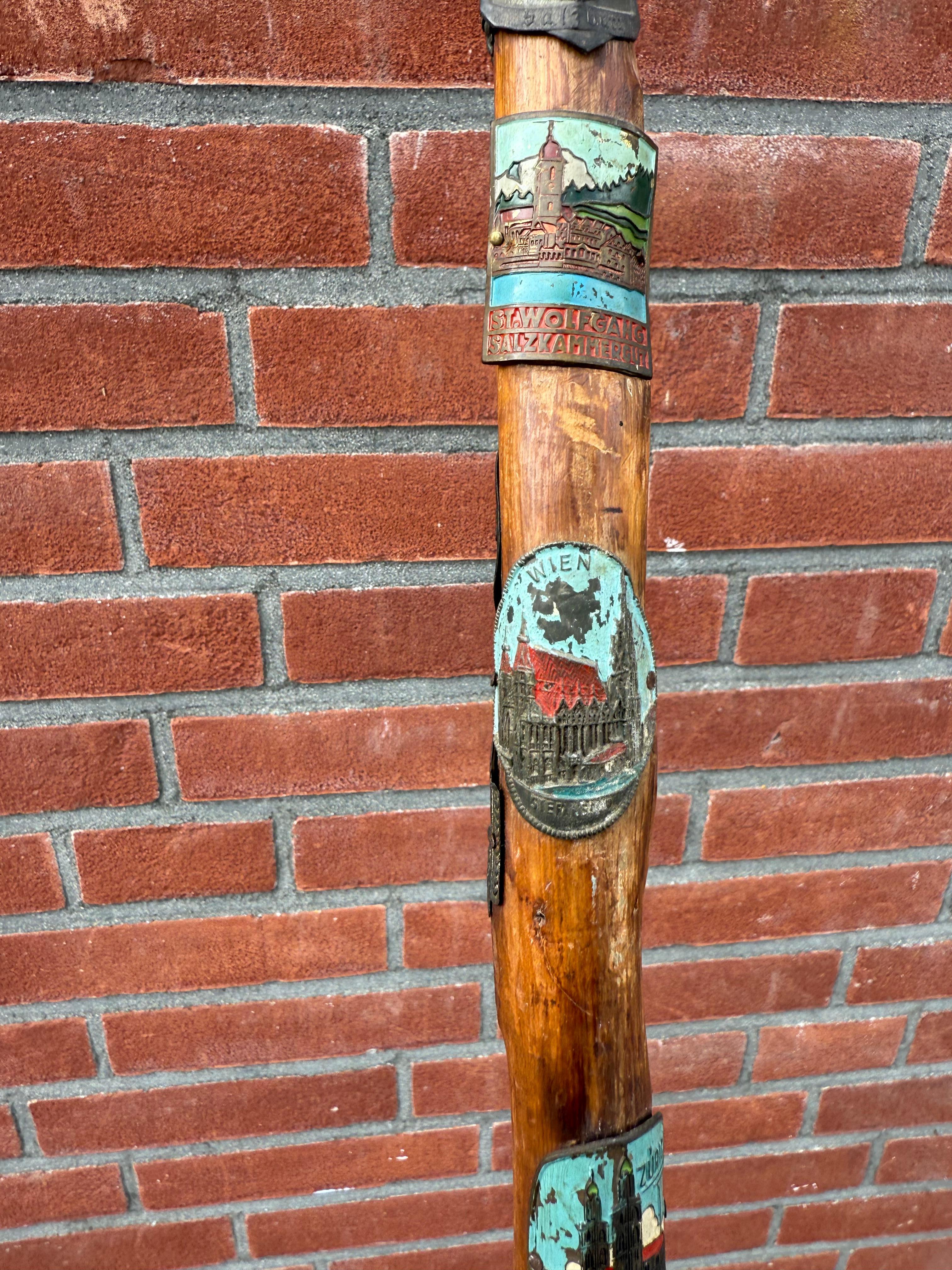 Fatto a mano Bastone da passeggio souvenir europeo d'epoca con stemmi di viaggio, metà del XX secolo in vendita