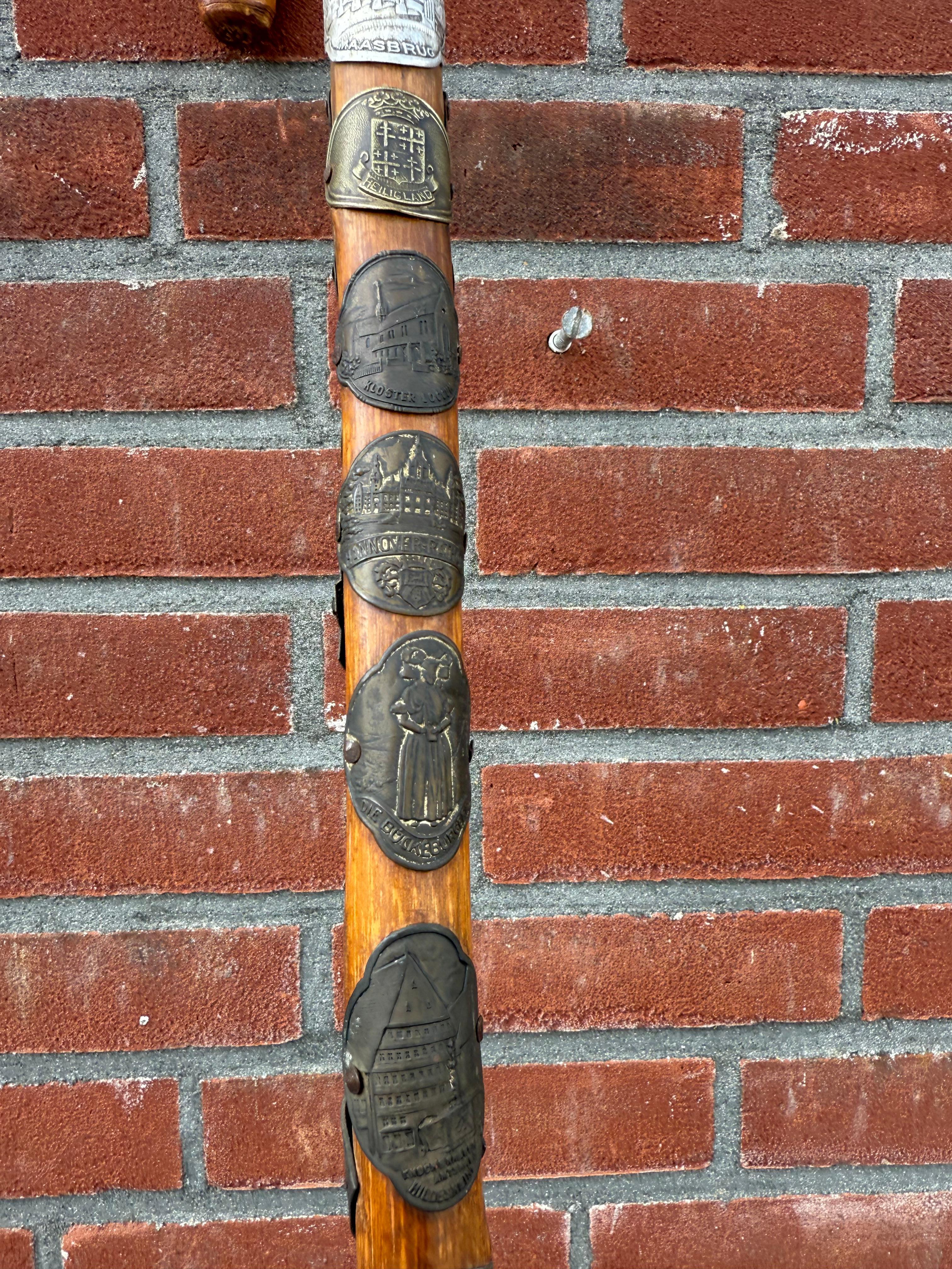 Bastone da passeggio souvenir europeo d'epoca con stemmi di viaggio, metà del XX secolo in vendita 2