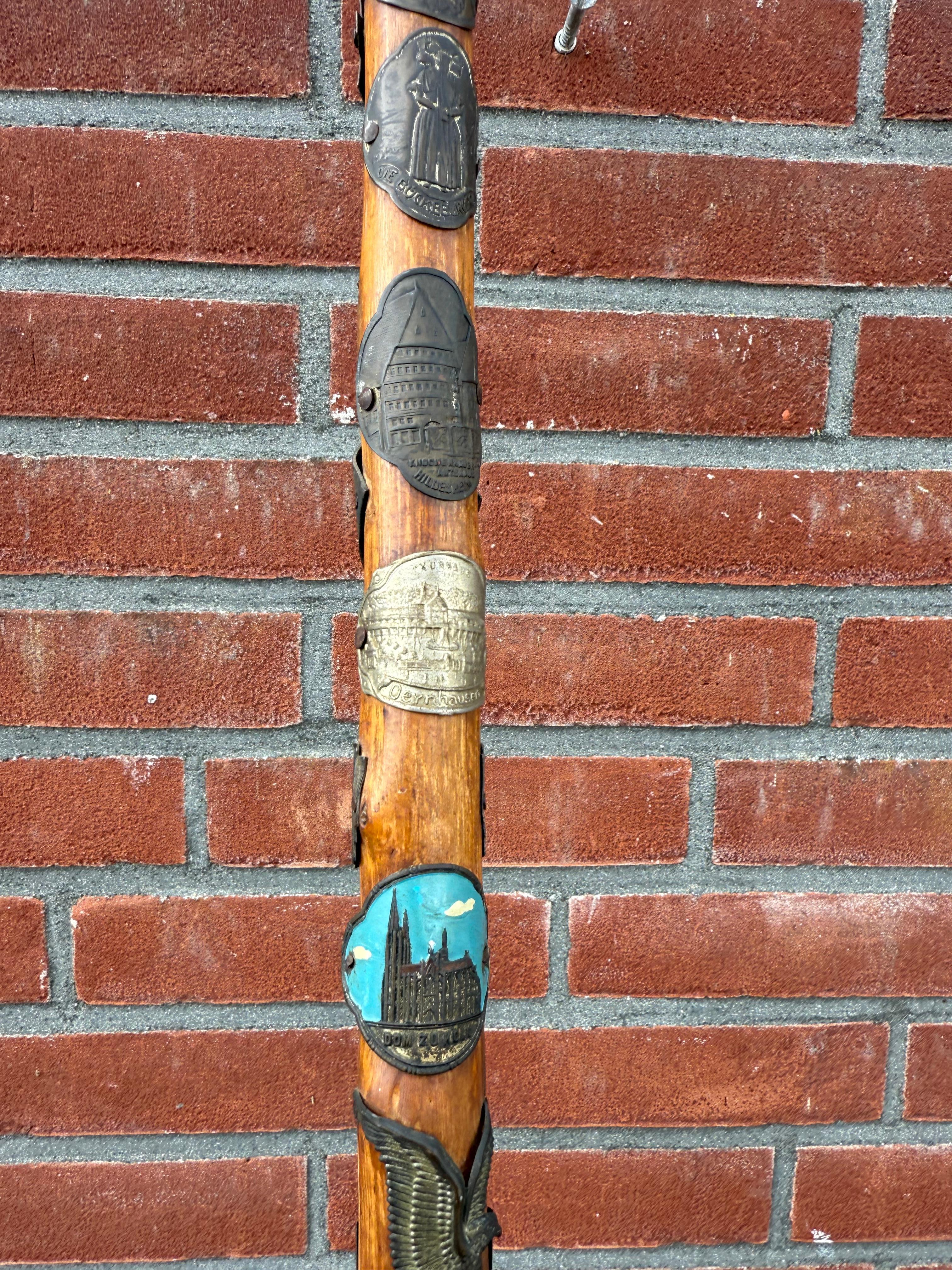 Bastone da passeggio souvenir europeo d'epoca con stemmi di viaggio, metà del XX secolo in vendita 3